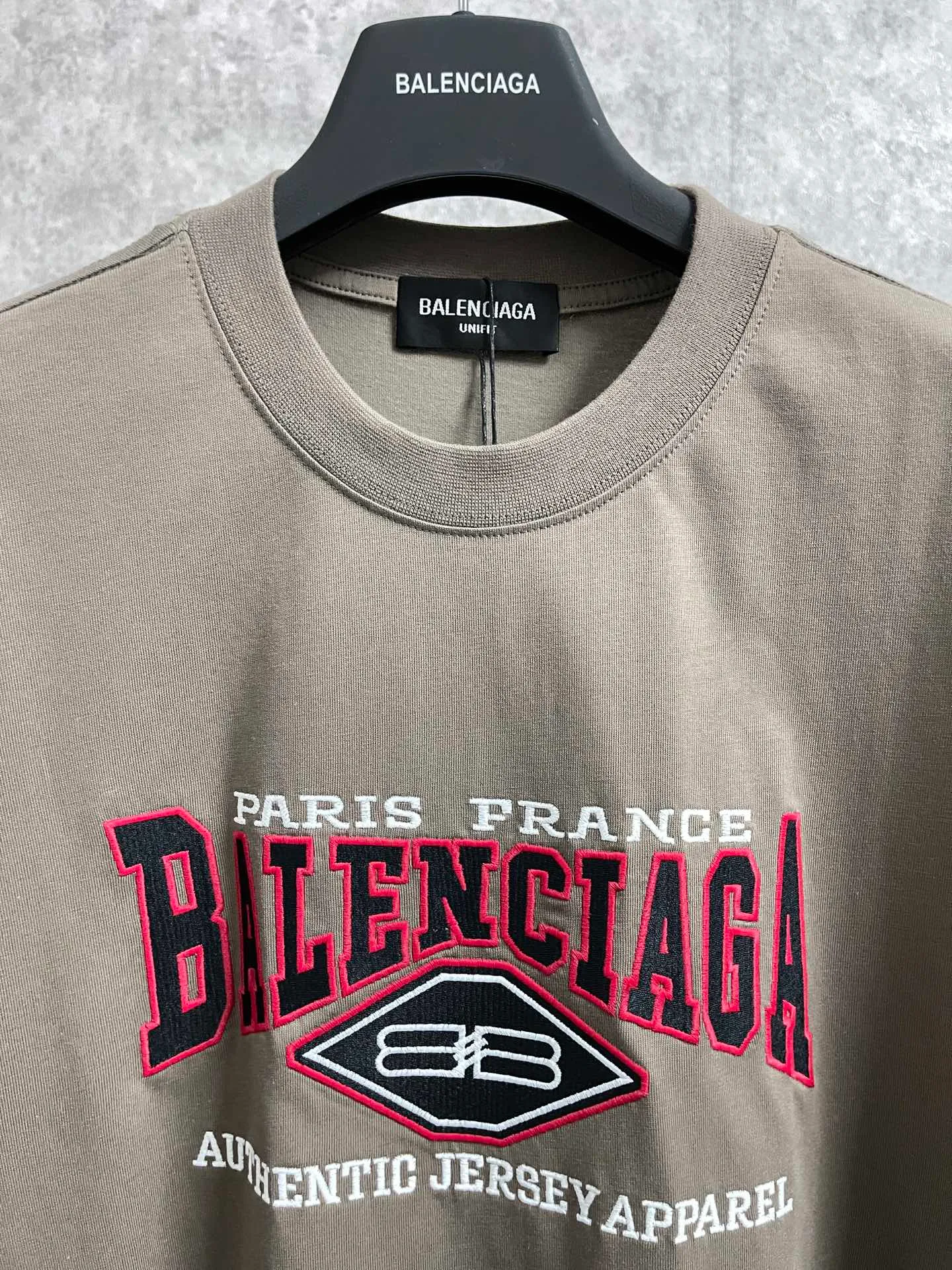 🅿️186 Real photos [Top version. Official website quality] BALENCI*GA/Paris #BB letters classic LOGO embroidery washed and distressed short-sleeved T-shirt #brick cabinet synchronization. The fabric is made of Paris ZP custom-woven and dyed cotton double yarn. Weighing 260 grams, the cloth surface is clean. The cloth pattern is clear, soft and comfortable. The color fastness is good. It is not easy to change color. The threads are dyed with no color difference. The classic LOGO letter embroidery uses imported embroidery machines, and the embroidery thread uses imported matte light, which is soft to the touch, does not pierce the flesh, and the letters are three-dimensional and full. It is produced in Jubie market based on pictures. Comparisons welcome. The finished product is washed and aged. The letters are clear. The three-dimensional effect is strong. The version adopts the OS loose shoulder design. The same style for men and women. Coding: BL223062 Color: washed black, brown Size: XS to L
