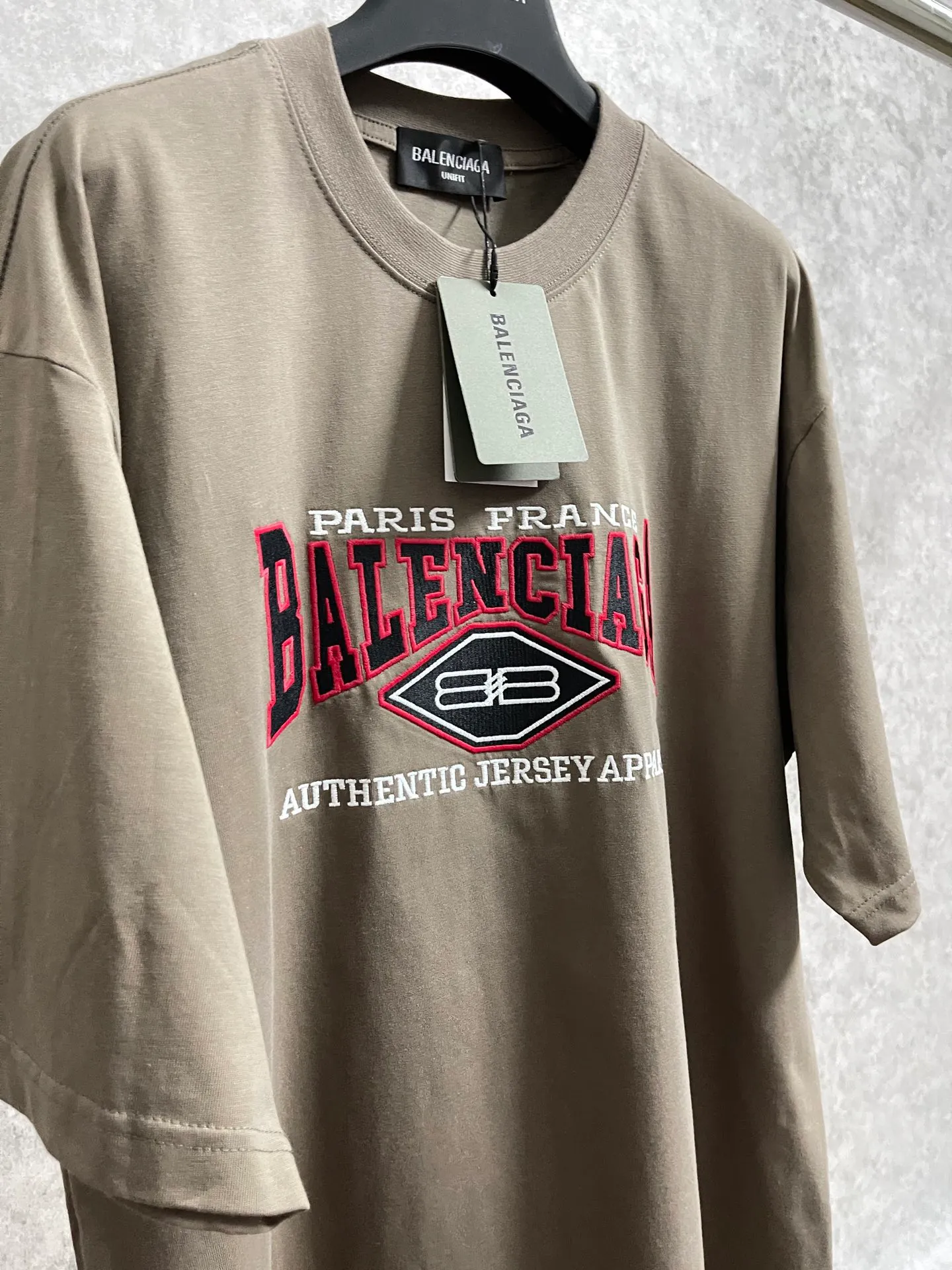 🅿️186 Real photos [Top version. Official website quality] BALENCI*GA/Paris #BB letters classic LOGO embroidery washed and distressed short-sleeved T-shirt #brick cabinet synchronization. The fabric is made of Paris ZP custom-woven and dyed cotton double yarn. Weighing 260 grams, the cloth surface is clean. The cloth pattern is clear, soft and comfortable. The color fastness is good. It is not easy to change color. The threads are dyed with no color difference. The classic LOGO letter embroidery uses imported embroidery machines, and the embroidery thread uses imported matte light, which is soft to the touch, does not pierce the flesh, and the letters are three-dimensional and full. It is produced in Jubie market based on pictures. Comparisons welcome. The finished product is washed and aged. The letters are clear. The three-dimensional effect is strong. The version adopts the OS loose shoulder design. The same style for men and women. Coding: BL223062 Color: washed black, brown Size: XS to L