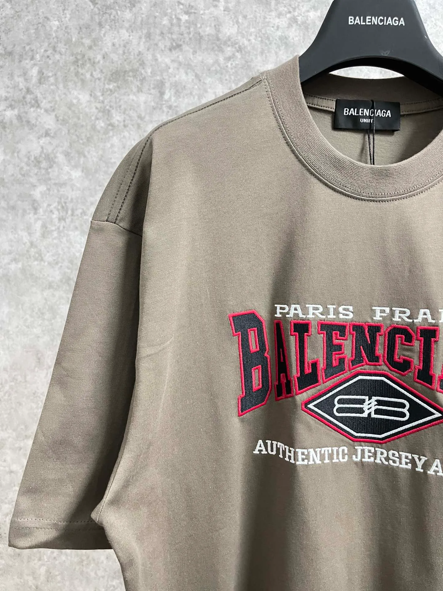 🅿️186 Real photos [Top version. Official website quality] BALENCI*GA/Paris #BB letters classic LOGO embroidery washed and distressed short-sleeved T-shirt #brick cabinet synchronization. The fabric is made of Paris ZP custom-woven and dyed cotton double yarn. Weighing 260 grams, the cloth surface is clean. The cloth pattern is clear, soft and comfortable. The color fastness is good. It is not easy to change color. The threads are dyed with no color difference. The classic LOGO letter embroidery uses imported embroidery machines, and the embroidery thread uses imported matte light, which is soft to the touch, does not pierce the flesh, and the letters are three-dimensional and full. It is produced in Jubie market based on pictures. Comparisons welcome. The finished product is washed and aged. The letters are clear. The three-dimensional effect is strong. The version adopts the OS loose shoulder design. The same style for men and women. Coding: BL223062 Color: washed black, brown Size: XS to L