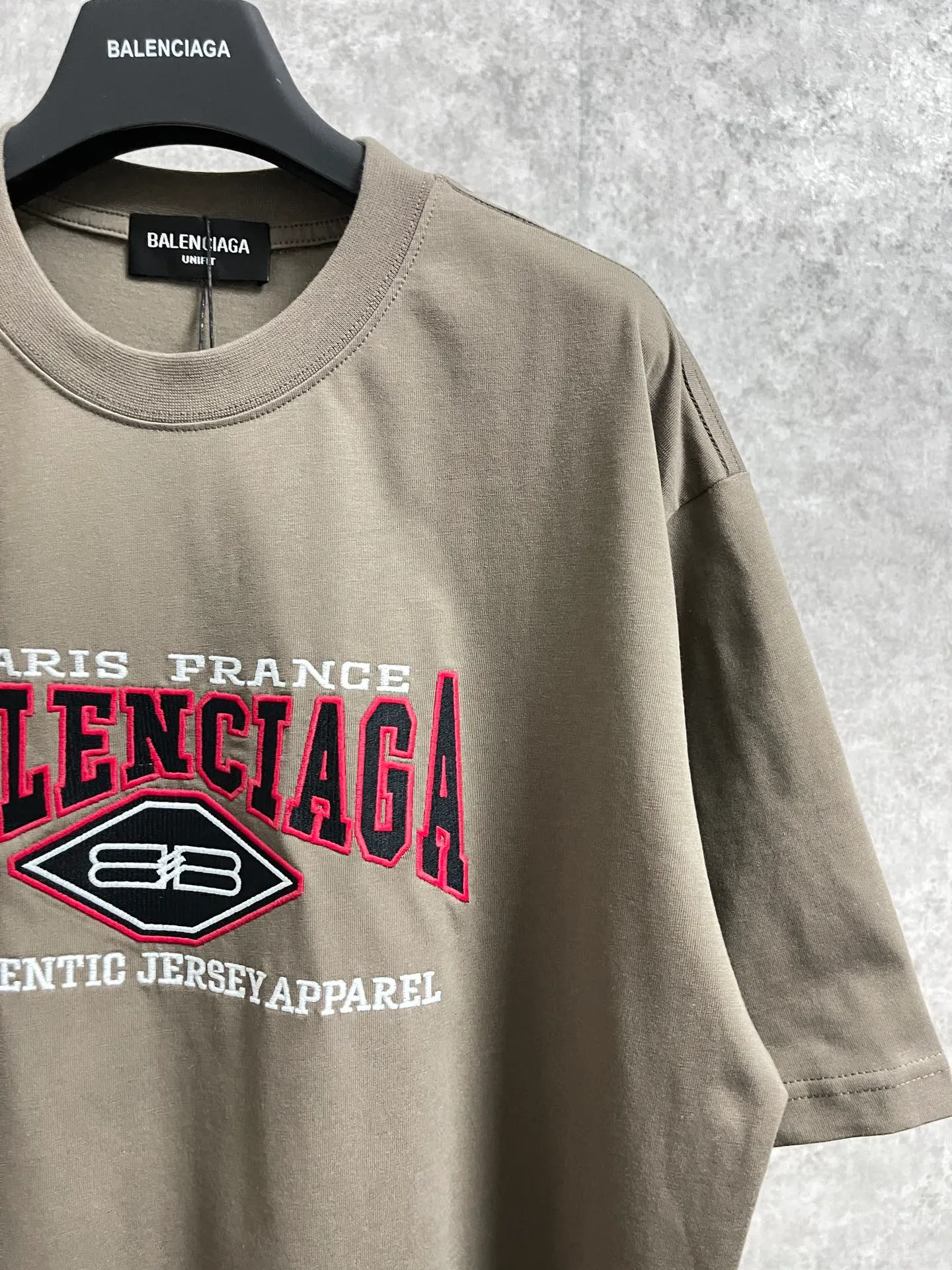 🅿️186 Real photos [Top version. Official website quality] BALENCI*GA/Paris #BB letters classic LOGO embroidery washed and distressed short-sleeved T-shirt #brick cabinet synchronization. The fabric is made of Paris ZP custom-woven and dyed cotton double yarn. Weighing 260 grams, the cloth surface is clean. The cloth pattern is clear, soft and comfortable. The color fastness is good. It is not easy to change color. The threads are dyed with no color difference. The classic LOGO letter embroidery uses imported embroidery machines, and the embroidery thread uses imported matte light, which is soft to the touch, does not pierce the flesh, and the letters are three-dimensional and full. It is produced in Jubie market based on pictures. Comparisons welcome. The finished product is washed and aged. The letters are clear. The three-dimensional effect is strong. The version adopts the OS loose shoulder design. The same style for men and women. Coding: BL223062 Color: washed black, brown Size: XS to L