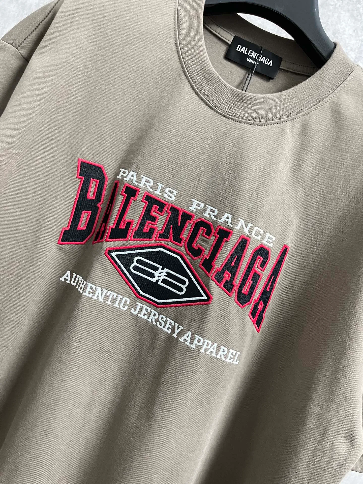 🅿️186 Real photos [Top version. Official website quality] BALENCI*GA/Paris #BB letters classic LOGO embroidery washed and distressed short-sleeved T-shirt #brick cabinet synchronization. The fabric is made of Paris ZP custom-woven and dyed cotton double yarn. Weighing 260 grams, the cloth surface is clean. The cloth pattern is clear, soft and comfortable. The color fastness is good. It is not easy to change color. The threads are dyed with no color difference. The classic LOGO letter embroidery uses imported embroidery machines, and the embroidery thread uses imported matte light, which is soft to the touch, does not pierce the flesh, and the letters are three-dimensional and full. It is produced in Jubie market based on pictures. Comparisons welcome. The finished product is washed and aged. The letters are clear. The three-dimensional effect is strong. The version adopts the OS loose shoulder design. The same style for men and women. Coding: BL223062 Color: washed black, brown Size: XS to L