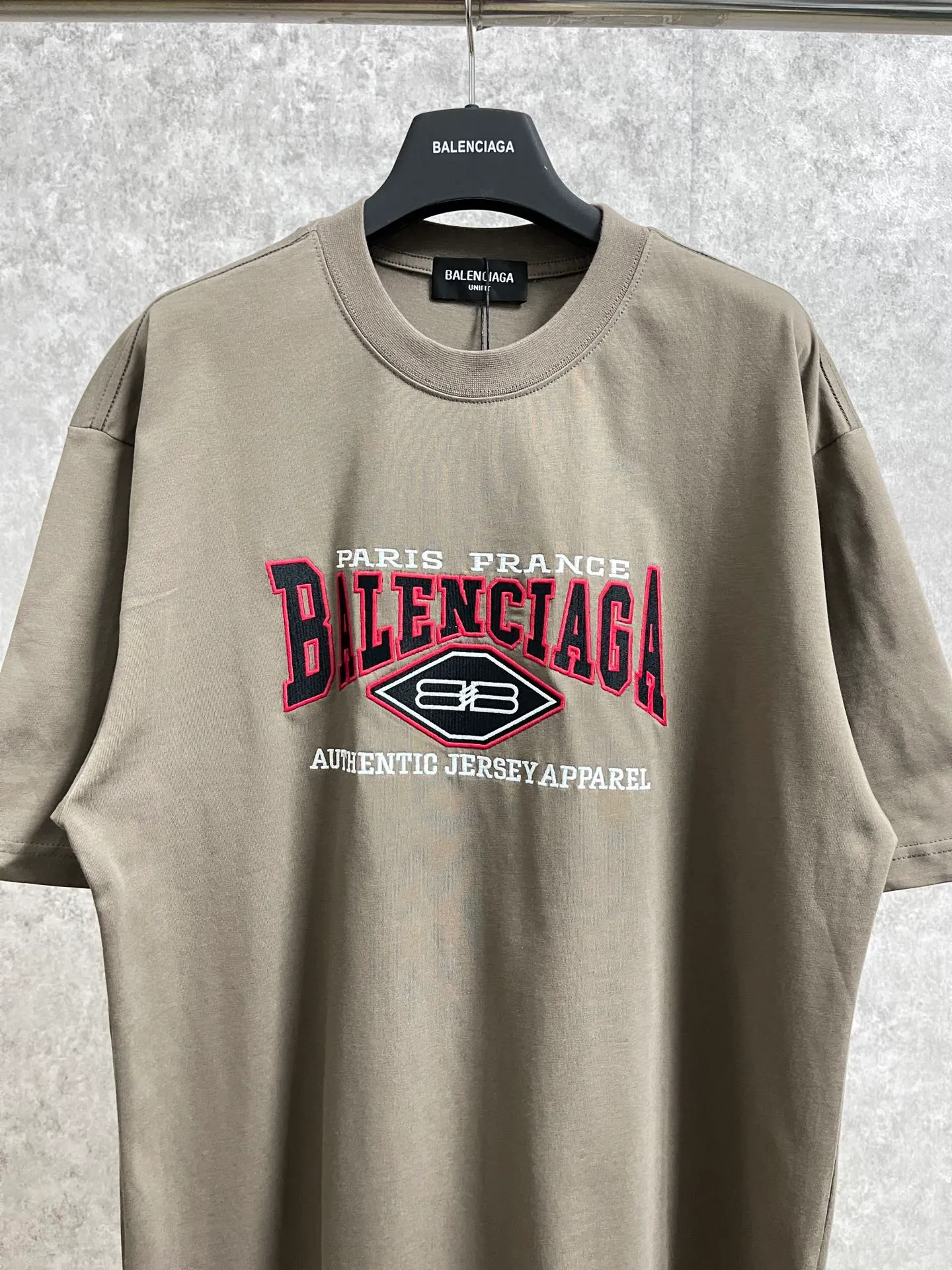 🅿️186 Real photos [Top version. Official website quality] BALENCI*GA/Paris #BB letters classic LOGO embroidery washed and distressed short-sleeved T-shirt #brick cabinet synchronization. The fabric is made of Paris ZP custom-woven and dyed cotton double yarn. Weighing 260 grams, the cloth surface is clean. The cloth pattern is clear, soft and comfortable. The color fastness is good. It is not easy to change color. The threads are dyed with no color difference. The classic LOGO letter embroidery uses imported embroidery machines, and the embroidery thread uses imported matte light, which is soft to the touch, does not pierce the flesh, and the letters are three-dimensional and full. It is produced in Jubie market based on pictures. Comparisons welcome. The finished product is washed and aged. The letters are clear. The three-dimensional effect is strong. The version adopts the OS loose shoulder design. The same style for men and women. Coding: BL223062 Color: washed black, brown Size: XS to L