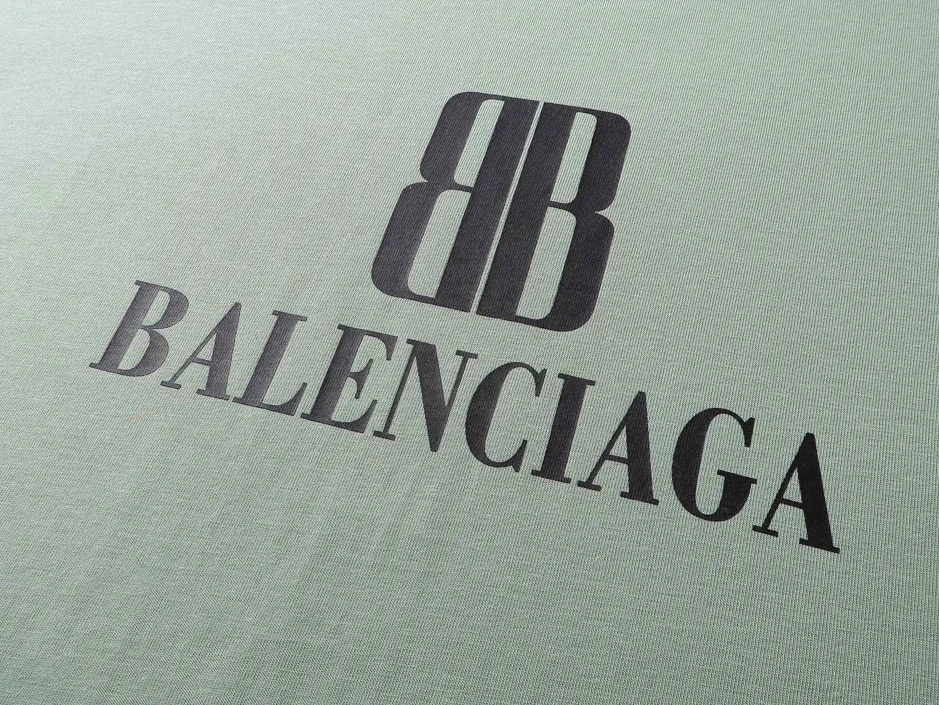 🅿️170 real photos [Top version. Official website quality] BALENCI*GA/Paris. SS25 latest model, Paris new LOGO printed short-sleeved T-shirt. Brick cabinet synchronization. Genuine product developed at the first time, welcome to compare! The fabric is made of Paris ZP custom-woven and dyed cotton double yarn. Weighing 260 grams, the cloth surface is clean. The cloth pattern is clear, soft and comfortable. The threads are dyed with no color difference. The printing uses environmentally friendly imported rubber paddles. The letters are clear and the effect is three-dimensional. The version adopts OS loose shoulder design. Same style for men and women. Code: BL253705 Color: black, green, white Size: XS S M L