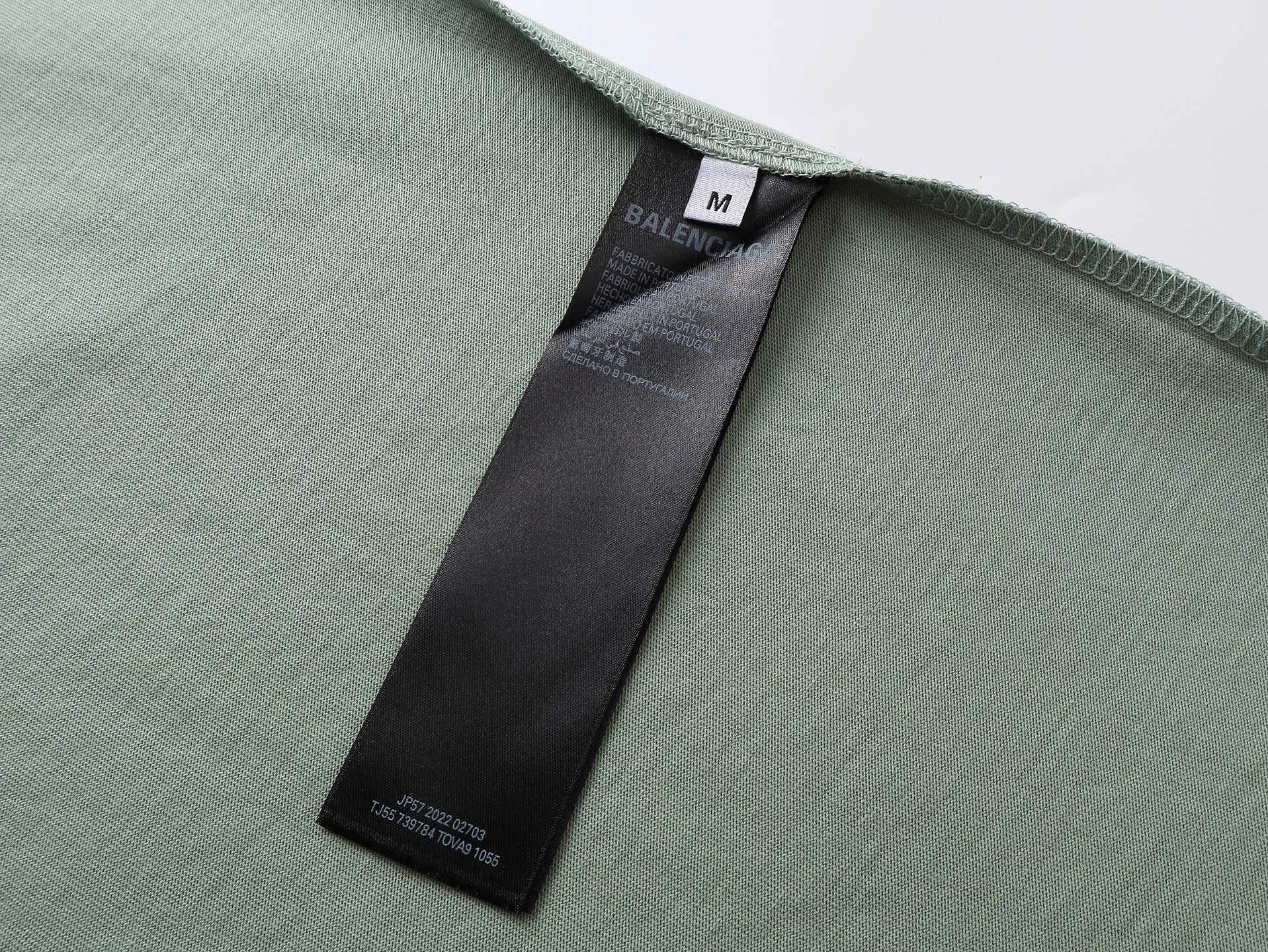 🅿️170 real photos [Top version. Official website quality] BALENCI*GA/Paris. SS25 latest model, Paris new LOGO printed short-sleeved T-shirt. Brick cabinet synchronization. Genuine product developed at the first time, welcome to compare! The fabric is made of Paris ZP custom-woven and dyed cotton double yarn. Weighing 260 grams, the cloth surface is clean. The cloth pattern is clear, soft and comfortable. The threads are dyed with no color difference. The printing uses environmentally friendly imported rubber paddles. The letters are clear and the effect is three-dimensional. The version adopts OS loose shoulder design. Same style for men and women. Code: BL253705 Color: black, green, white Size: XS S M L
