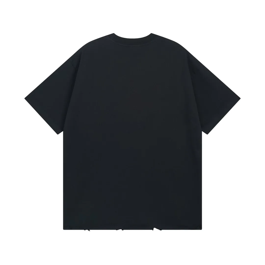 🅿️190 Detailed pictures [Top version. Official website quality] BALENCI*GA/Paris BALENCI*GA#25 Paris new style, classic LOGO print on the front and back, washed and worn, old hem, hand-polished short-sleeved T-shirt. Brick cabinet synchronization. The old and worn ZP is the same, welcome to compare. The fabric is made of Paris ZP custom-woven and dyed 100% cotton double-yarn compact cotton. The weight is 260 grams. The cloth surface is clean. The cloth pattern is clear. Soft and comfortable. Good color fastness. Not easy to change color. The threads are woven and dyed with no color difference. The printing uses imported environmentally friendly glue printing, and the ready-made garments are washed, worn and worn, and the process is extremely heavy. Jubie market makes goods based on pictures. Comparisons welcome. Restore the brick cabinet. The version adopts the OS loose shoulder version. Same style for men and women. Code: BL253652 Color: black, white Size: XS S M L