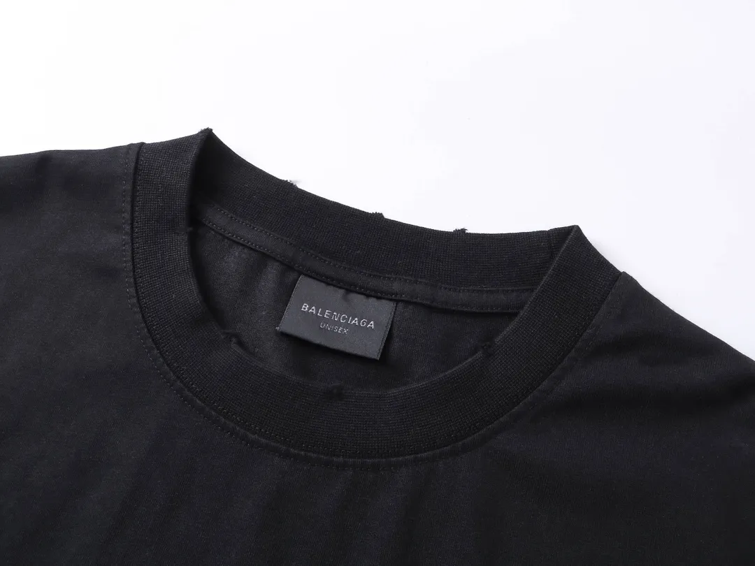 🅿️190 Detailed pictures [Top version. Official website quality] BALENCI*GA/Paris BALENCI*GA#25 Paris new style, classic LOGO print on the front and back, washed and worn, old hem, hand-polished short-sleeved T-shirt. Brick cabinet synchronization. The old and worn ZP is the same, welcome to compare. The fabric is made of Paris ZP custom-woven and dyed 100% cotton double-yarn compact cotton. The weight is 260 grams. The cloth surface is clean. The cloth pattern is clear. Soft and comfortable. Good color fastness. Not easy to change color. The threads are woven and dyed with no color difference. The printing uses imported environmentally friendly glue printing, and the ready-made garments are washed, worn and worn, and the process is extremely heavy. Jubie market makes goods based on pictures. Comparisons welcome. Restore the brick cabinet. The version adopts the OS loose shoulder version. Same style for men and women. Code: BL253652 Color: black, white Size: XS S M L