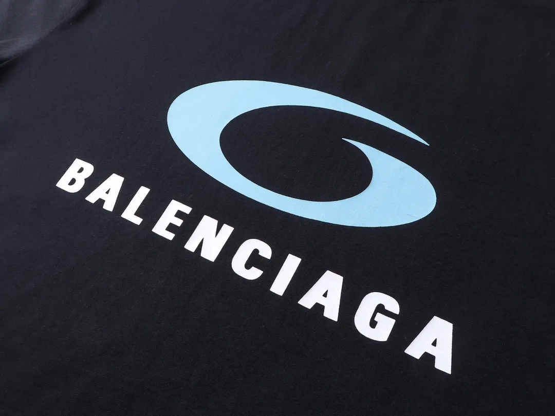 🅿️190 Detailed pictures [Top version. Official website quality] BALENCI*GA/Paris BALENCI*GA#25 Paris new style, classic LOGO print on the front and back, washed and worn, old hem, hand-polished short-sleeved T-shirt. Brick cabinet synchronization. The old and worn ZP is the same, welcome to compare. The fabric is made of Paris ZP custom-woven and dyed 100% cotton double-yarn compact cotton. The weight is 260 grams. The cloth surface is clean. The cloth pattern is clear. Soft and comfortable. Good color fastness. Not easy to change color. The threads are woven and dyed with no color difference. The printing uses imported environmentally friendly glue printing, and the ready-made garments are washed, worn and worn, and the process is extremely heavy. Jubie market makes goods based on pictures. Comparisons welcome. Restore the brick cabinet. The version adopts the OS loose shoulder version. Same style for men and women. Code: BL253652 Color: black, white Size: XS S M L