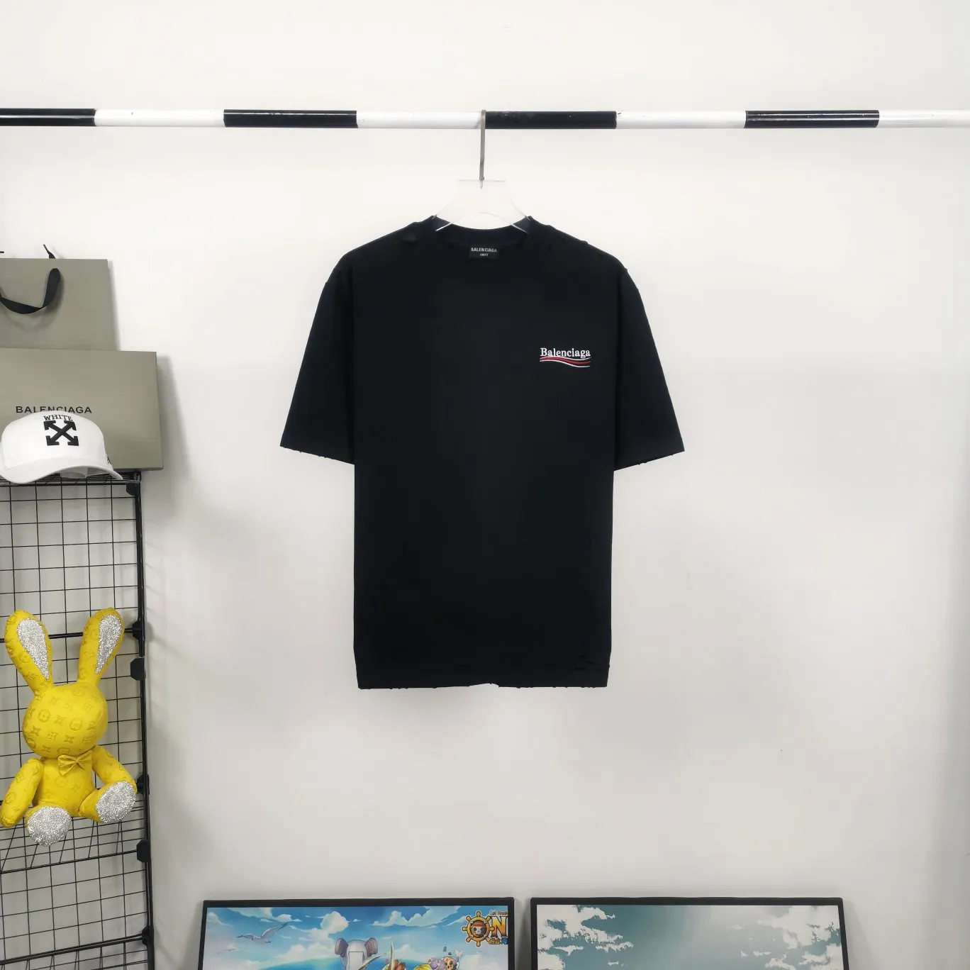 [New arrival] The top tested version of Balenciaga BALENCIAGA Cola hole wheat wave embroidery printed male and female couple star same style short-sleeved T-shirts are available in three colors, ensuring the same fabric as the original version, no color difference! Customized dyeing in a package! INS, Xiaohongshu’s popular style, classics that never fade away! The king of orders in Spain, the fried chicken is highly recommended! 32S 280g pure cotton double yarn fabric, comfortable and wide! Full of drape! The printing uses Tajima embroidery machine imported from Japan, which is known as the fighter among embroidery machines. The embroidery is meticulous, with no threads or skipped threads, the printing and embroidery are full and fine, and the letter spacing is consistent with ZP! Wearing it gives you full confidence and peace of mind! The labels and washes are all correct! On behalf of G at the same level! Consistent packaging at the counter! The holes on the neckline are inlaid by hand, and the holes on the body are all pierced by in-line scanning, all of which are one-to-one craftsmanship! Size: XS-L Color: Black P:270