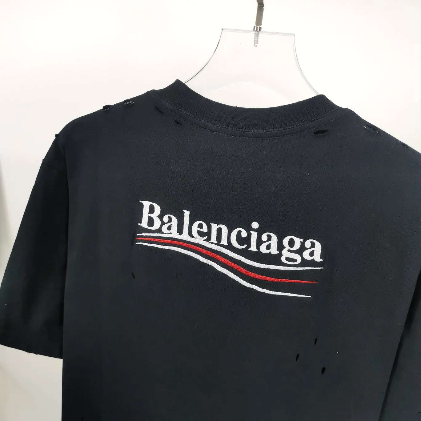 [New arrival] The top tested version of Balenciaga BALENCIAGA Cola hole wheat wave embroidery printed male and female couple star same style short-sleeved T-shirts are available in three colors, ensuring the same fabric as the original version, no color difference! Customized dyeing in a package! INS, Xiaohongshu’s popular style, classics that never fade away! The king of orders in Spain, the fried chicken is highly recommended! 32S 280g pure cotton double yarn fabric, comfortable and wide! Full of drape! The printing uses Tajima embroidery machine imported from Japan, which is known as the fighter among embroidery machines. The embroidery is meticulous, with no threads or skipped threads, the printing and embroidery are full and fine, and the letter spacing is consistent with ZP! Wearing it gives you full confidence and peace of mind! The labels and washes are all correct! On behalf of G at the same level! Consistent packaging at the counter! The holes on the neckline are inlaid by hand, and the holes on the body are all pierced by in-line scanning, all of which are one-to-one craftsmanship! Size: XS-L Color: Black P:270