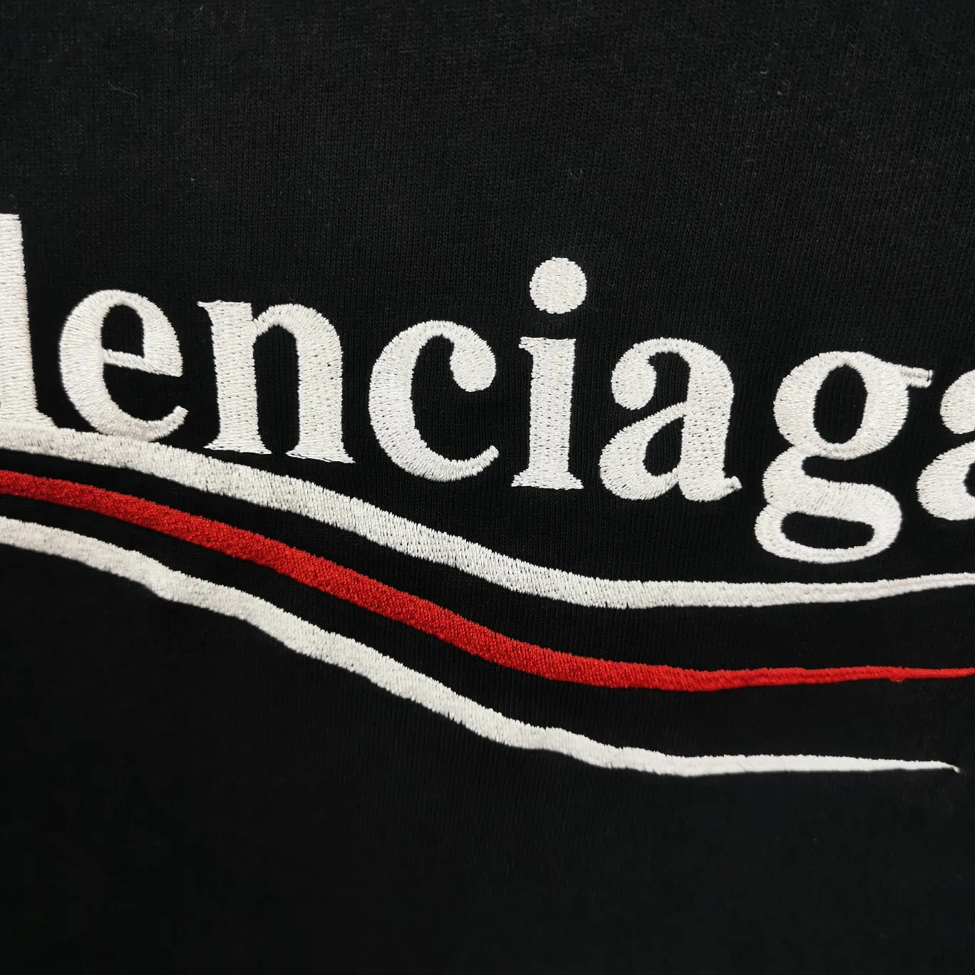 [New arrival] The top tested version of Balenciaga BALENCIAGA Cola hole wheat wave embroidery printed male and female couple star same style short-sleeved T-shirts are available in three colors, ensuring the same fabric as the original version, no color difference! Customized dyeing in a package! INS, Xiaohongshu’s popular style, classics that never fade away! The king of orders in Spain, the fried chicken is highly recommended! 32S 280g pure cotton double yarn fabric, comfortable and wide! Full of drape! The printing uses Tajima embroidery machine imported from Japan, which is known as the fighter among embroidery machines. The embroidery is meticulous, with no threads or skipped threads, the printing and embroidery are full and fine, and the letter spacing is consistent with ZP! Wearing it gives you full confidence and peace of mind! The labels and washes are all correct! On behalf of G at the same level! Consistent packaging at the counter! The holes on the neckline are inlaid by hand, and the holes on the body are all pierced by in-line scanning, all of which are one-to-one craftsmanship! Size: XS-L Color: Black P:270