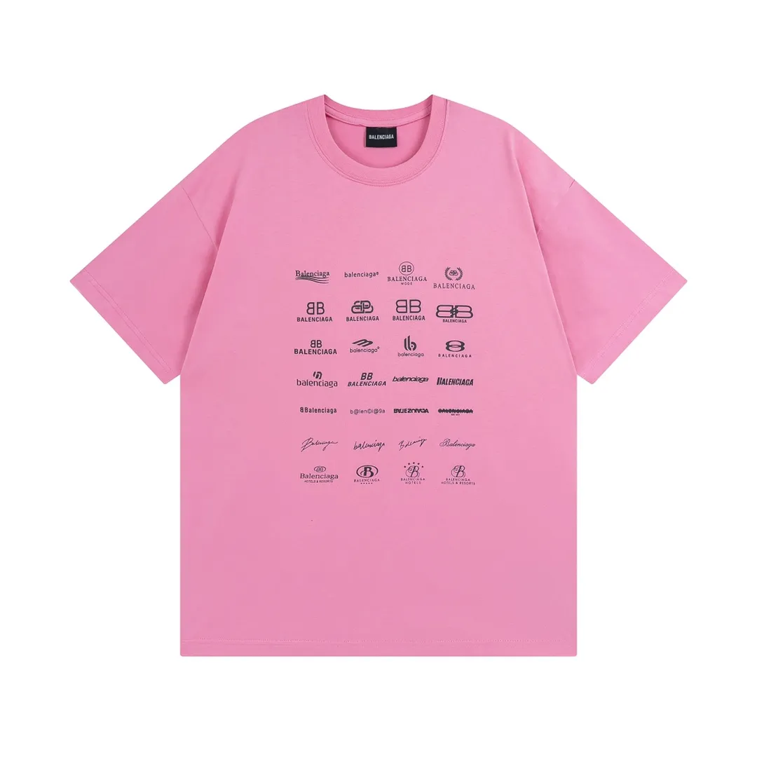 🅿️170 Detailed Picture [Top version. Official website quality] BALENCI*GA/Paris BALENCI*GA# 2023 spring and summer new style, printed with classic LOGO collection short-sleeved T-shirt. 2023 spring and summer new product. Brick cabinet synchronization. The fabric is made of Paris ZP custom-woven and dyed 100% cotton double yarn compact cotton. The weight is 260 grams. The cloth surface is clean. The cloth pattern is clear. Soft and comfortable. Good color fastness. Not easy to change color. The threads are woven and dyed with no color difference. The printing uses imported environmentally friendly rubber paddles, precision stencils, fine LOGO letters, clear letters, no burrs, and a three-dimensional effect. Restore brick cabinet. The version adopts OS loose shoulder version. Same style for men and women. Code: BL223071 Color: black, beige, pink, smoky gray, white. Size: XS to L