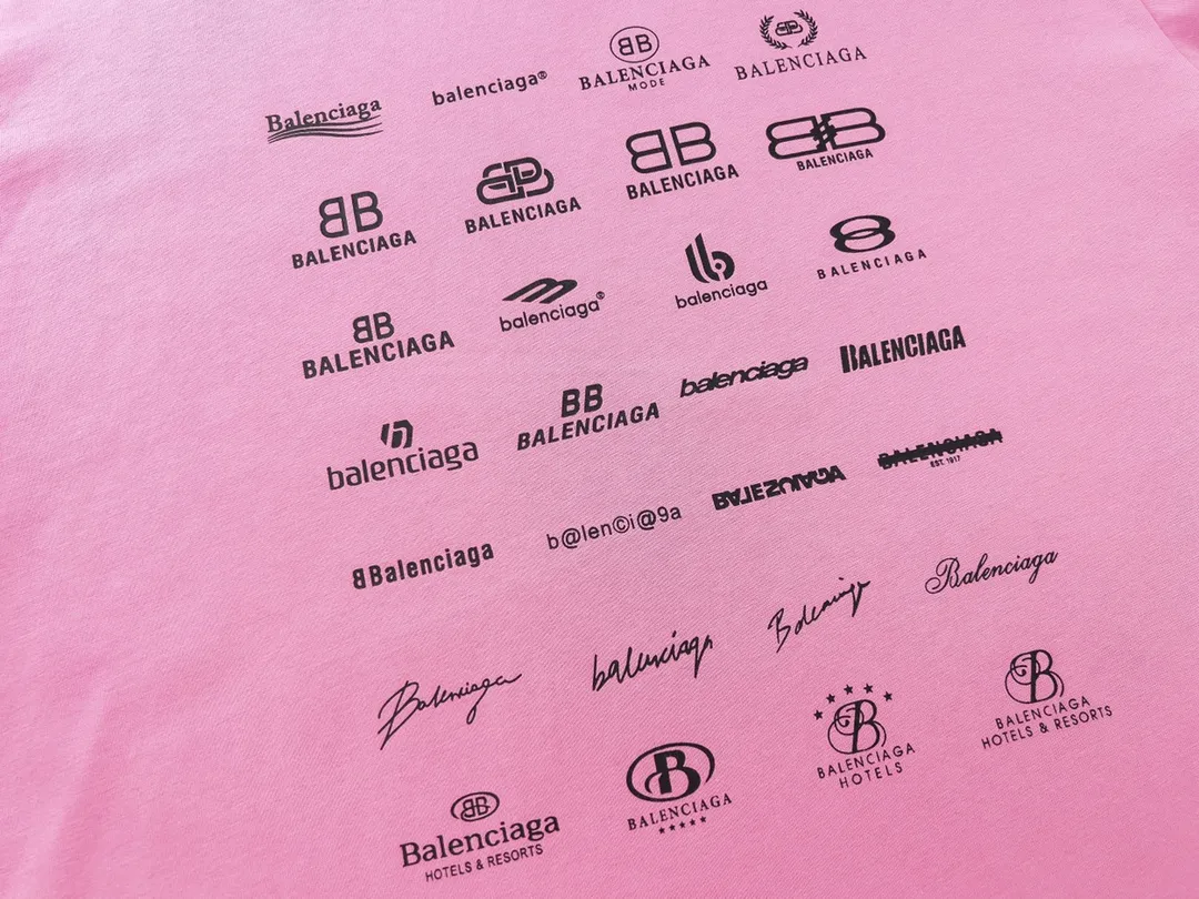 🅿️170 Detailed Picture [Top version. Official website quality] BALENCI*GA/Paris BALENCI*GA# 2023 spring and summer new style, printed with classic LOGO collection short-sleeved T-shirt. 2023 spring and summer new product. Brick cabinet synchronization. The fabric is made of Paris ZP custom-woven and dyed 100% cotton double yarn compact cotton. The weight is 260 grams. The cloth surface is clean. The cloth pattern is clear. Soft and comfortable. Good color fastness. Not easy to change color. The threads are woven and dyed with no color difference. The printing uses imported environmentally friendly rubber paddles, precision stencils, fine LOGO letters, clear letters, no burrs, and a three-dimensional effect. Restore brick cabinet. The version adopts OS loose shoulder version. Same style for men and women. Code: BL223071 Color: black, beige, pink, smoky gray, white. Size: XS to L