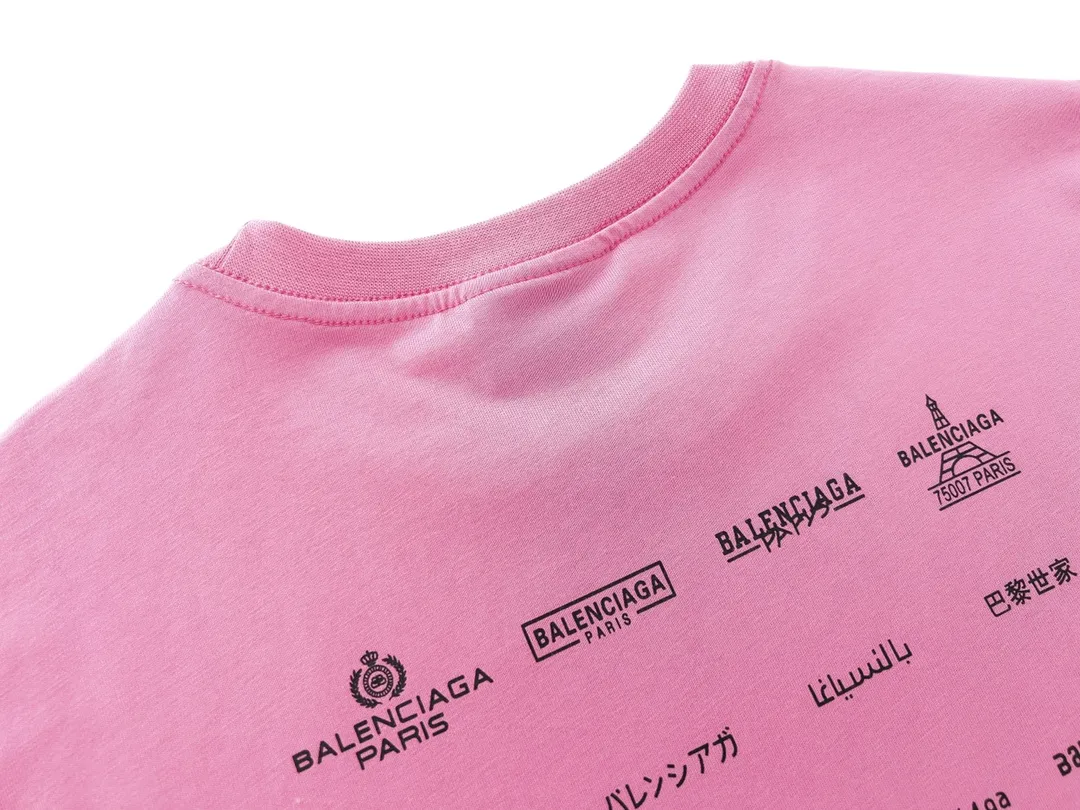 🅿️170 Detailed Picture [Top version. Official website quality] BALENCI*GA/Paris BALENCI*GA# 2023 spring and summer new style, printed with classic LOGO collection short-sleeved T-shirt. 2023 spring and summer new product. Brick cabinet synchronization. The fabric is made of Paris ZP custom-woven and dyed 100% cotton double yarn compact cotton. The weight is 260 grams. The cloth surface is clean. The cloth pattern is clear. Soft and comfortable. Good color fastness. Not easy to change color. The threads are woven and dyed with no color difference. The printing uses imported environmentally friendly rubber paddles, precision stencils, fine LOGO letters, clear letters, no burrs, and a three-dimensional effect. Restore brick cabinet. The version adopts OS loose shoulder version. Same style for men and women. Code: BL223071 Color: black, beige, pink, smoky gray, white. Size: XS to L