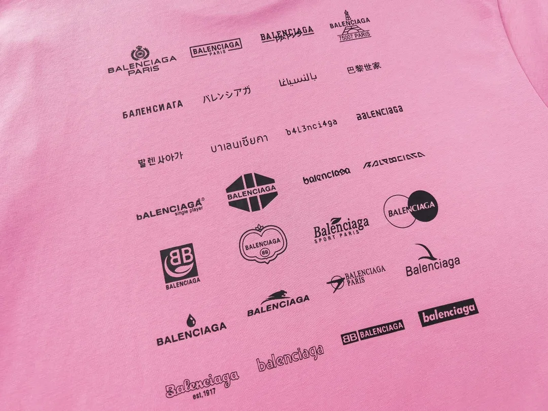 🅿️170 Detailed Picture [Top version. Official website quality] BALENCI*GA/Paris BALENCI*GA# 2023 spring and summer new style, printed with classic LOGO collection short-sleeved T-shirt. 2023 spring and summer new product. Brick cabinet synchronization. The fabric is made of Paris ZP custom-woven and dyed 100% cotton double yarn compact cotton. The weight is 260 grams. The cloth surface is clean. The cloth pattern is clear. Soft and comfortable. Good color fastness. Not easy to change color. The threads are woven and dyed with no color difference. The printing uses imported environmentally friendly rubber paddles, precision stencils, fine LOGO letters, clear letters, no burrs, and a three-dimensional effect. Restore brick cabinet. The version adopts OS loose shoulder version. Same style for men and women. Code: BL223071 Color: black, beige, pink, smoky gray, white. Size: XS to L