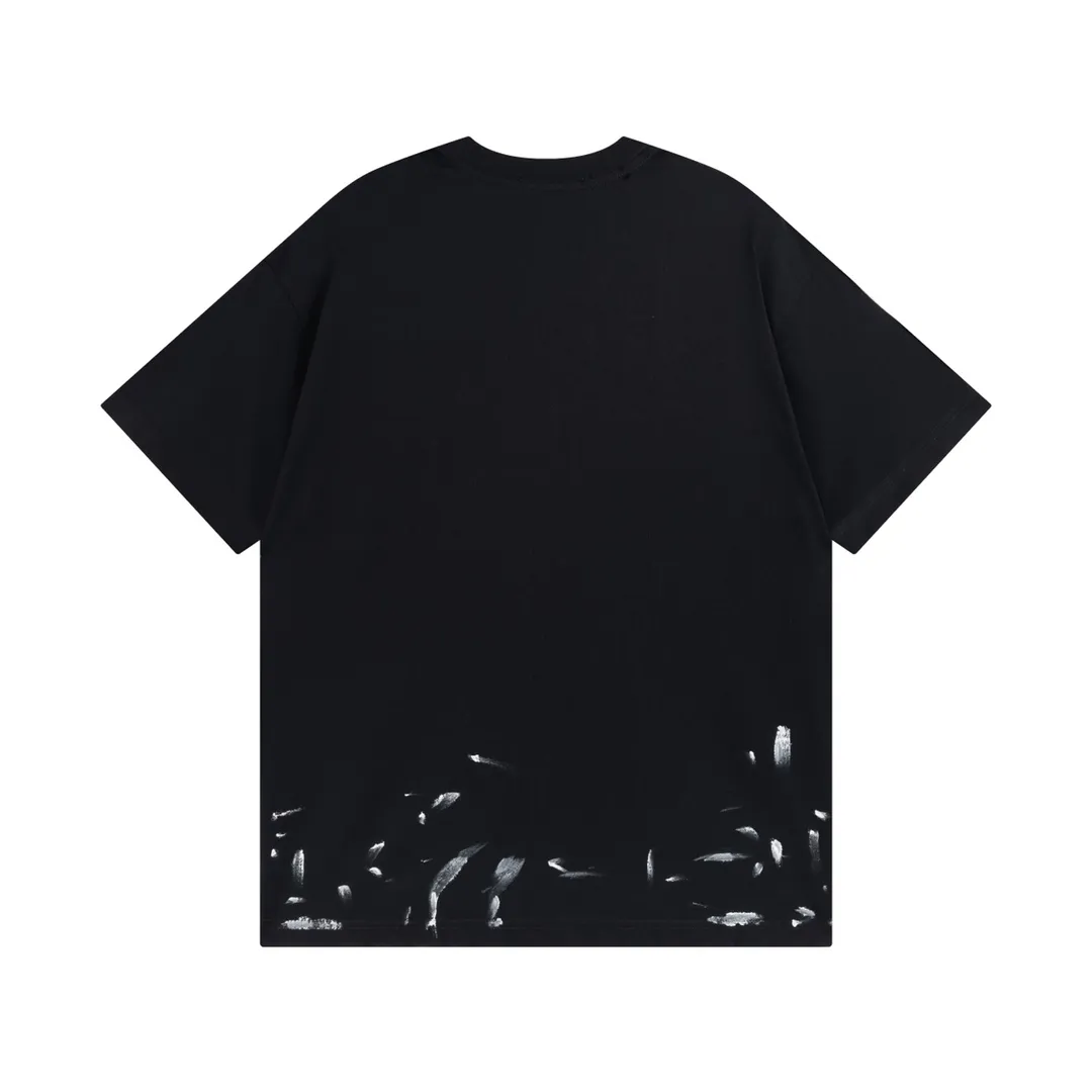 🅿️180 Detailed Pictures [Top version. Official website quality] BALENCI*GA/Paris. Lightning letter straight crack printed frayed distressed short-sleeved T-shirt. Brick cabinet synchronization. The fabric is made of Paris ZP custom-woven and dyed 100% cotton double yarn compact cotton. The weight is 260 grams, the cloth surface is clean. The cloth pattern is clear, soft and comfortable. The threads are dyed with no color difference. The classic pattern is printed with environmentally friendly imported tensile materials and precision printing screens. The letters are clear and the effect is three-dimensional. The ready-made clothes are hand-painted and restored to ZP, the ready-made clothes are worn and the brick cabinets are restored. Different market currency, welcome to compare, the version adopts OS loose shoulder version. Same style for men and women Coding: BL223011 Color: black. Beige. Brown Size: XS S M L