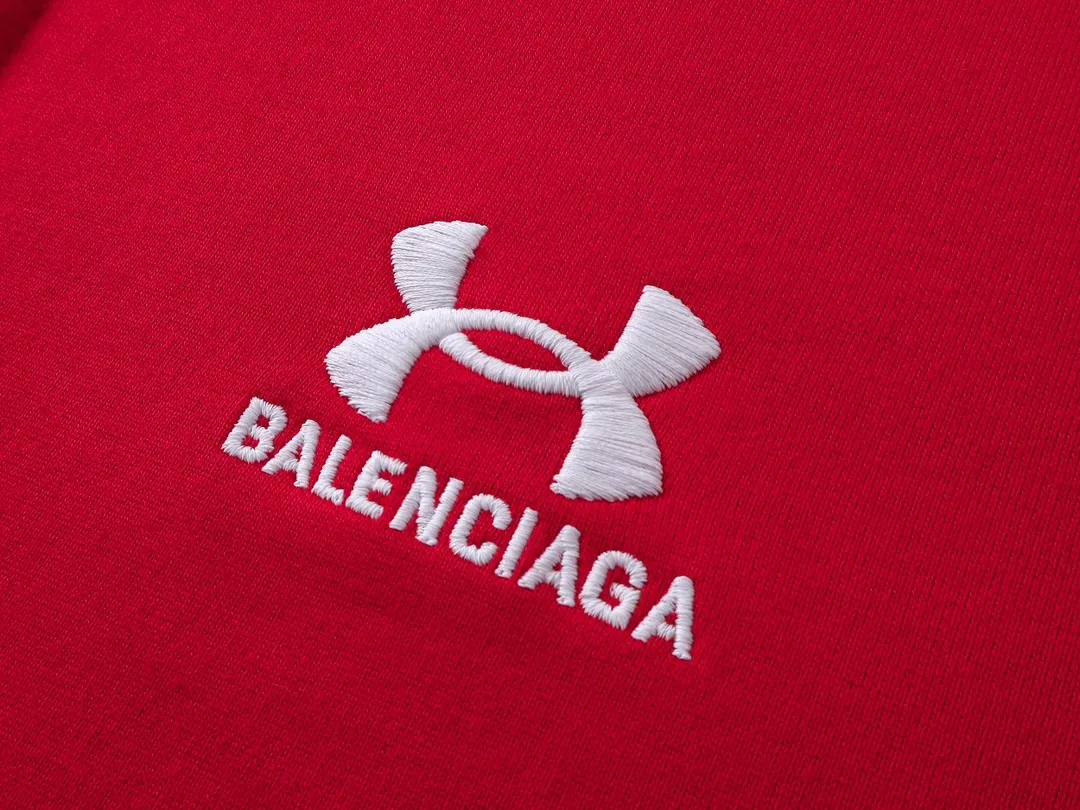 🅿️360 real photos [Top version. Official website quality] BALENCI*GA/Paris joint Under Armor front and rear embroidered cardigan hooded sweatshirt # SS24 latest model. Research and development at the first time, different market currencies. Comparisons welcome. The fabric is made of Paris ZP custom-woven and dyed cotton terry sweatshirt. The weight is 460 grams. The cloth surface is clean. The cloth pattern is clear, soft and comfortable. The threads are dyed with no color difference. The classic LOGO pattern embroidery is embroidered by Tajima imported machine. The letters are clear, three-dimensional and without burrs. Jubie market produces pictures based on pictures. Welcome to compare. The version adopts OS loose shoulder design. Same style for men and women. Code: BL238928 Color: black, red Size: XS S M L