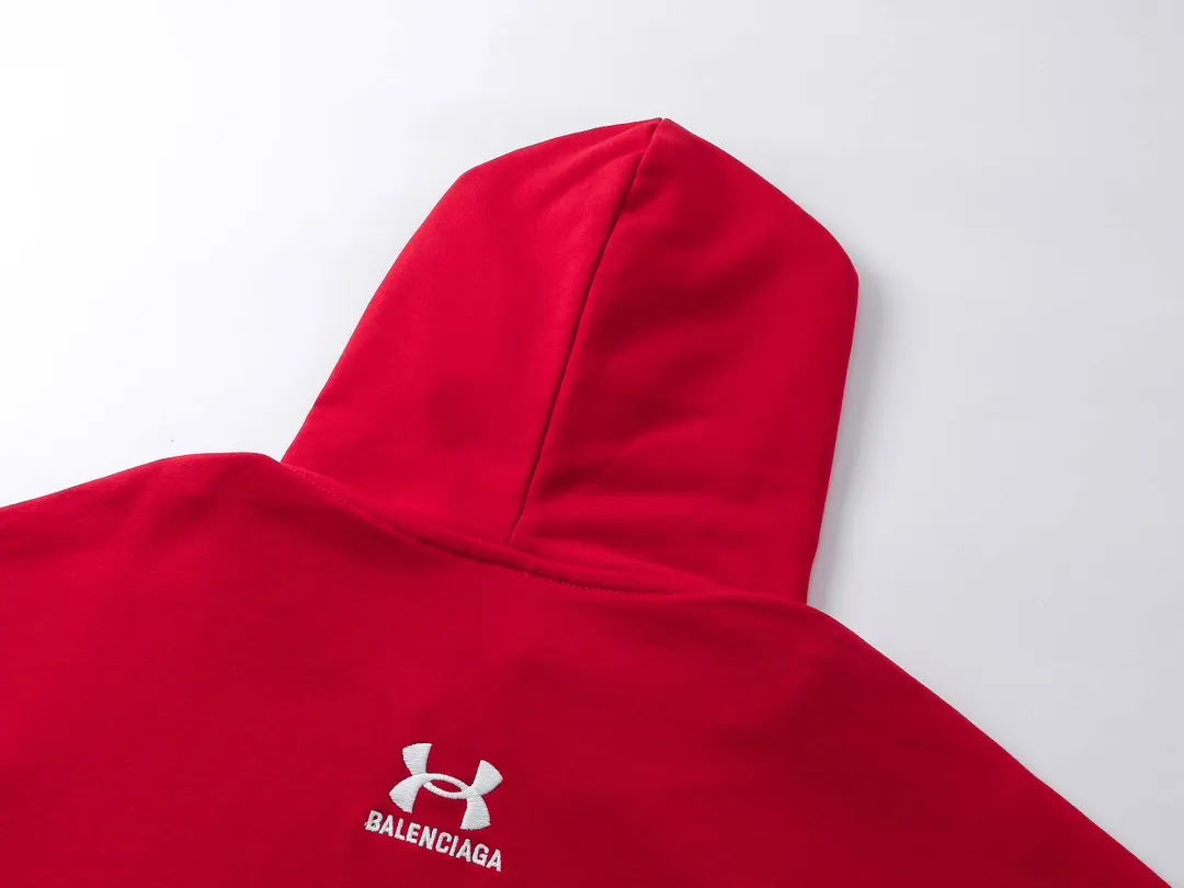 🅿️360 real photos [Top version. Official website quality] BALENCI*GA/Paris joint Under Armor front and rear embroidered cardigan hooded sweatshirt # SS24 latest model. Research and development at the first time, different market currencies. Comparisons welcome. The fabric is made of Paris ZP custom-woven and dyed cotton terry sweatshirt. The weight is 460 grams. The cloth surface is clean. The cloth pattern is clear, soft and comfortable. The threads are dyed with no color difference. The classic LOGO pattern embroidery is embroidered by Tajima imported machine. The letters are clear, three-dimensional and without burrs. Jubie market produces pictures based on pictures. Welcome to compare. The version adopts OS loose shoulder design. Same style for men and women. Code: BL238928 Color: black, red Size: XS S M L