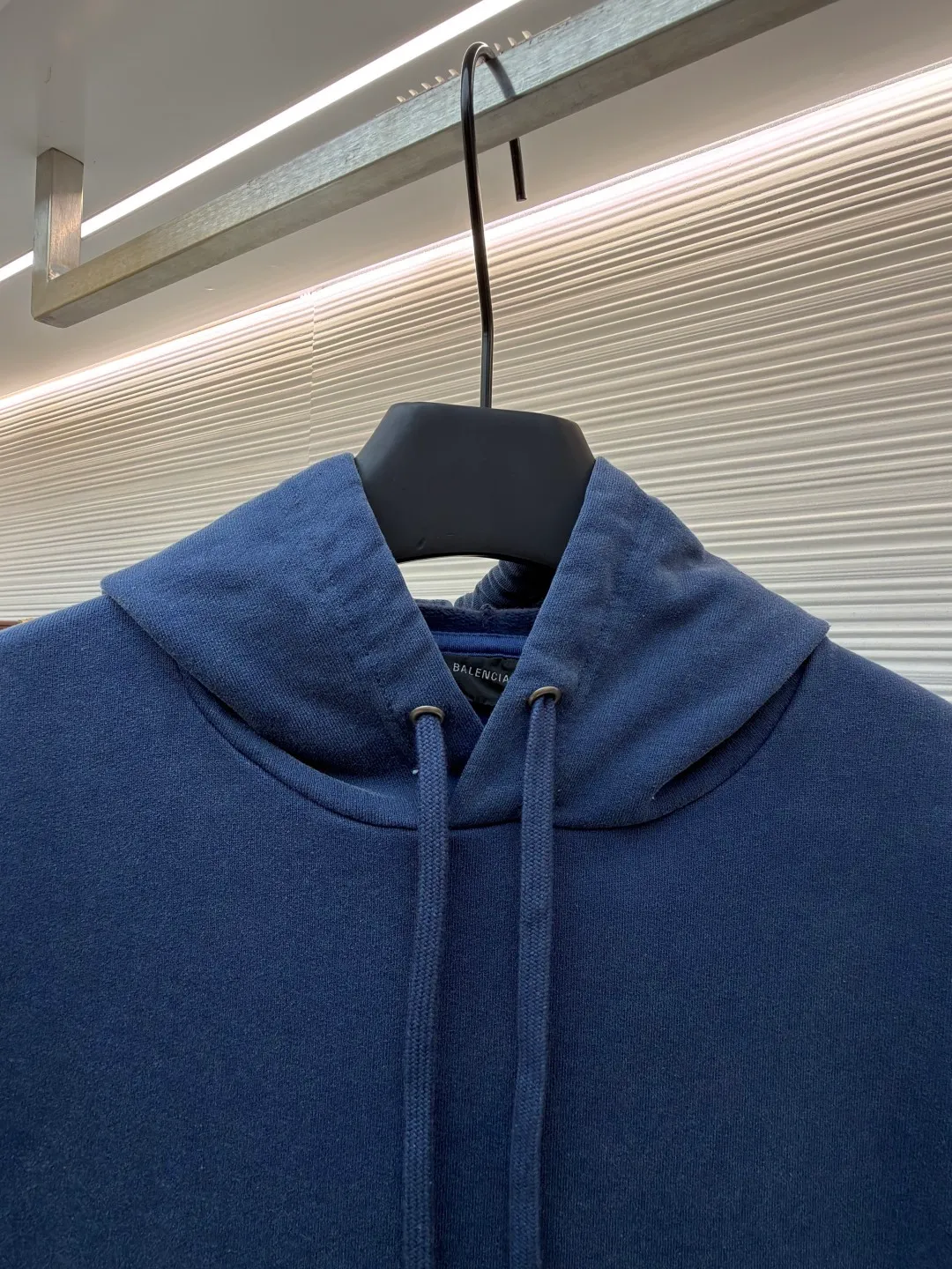 Balenciaga star pattern hooded sweatshirt [comes with marker pen] ●Original version: Purchased and developed by 12951 ●Item number: 1682444-B25 ●Material: combed cotton fabric ●Technology: Enzyme heavy wash water production ●Color: blue ●Version: Loose fit ●Weight: about 855g ●Size: XS-S-M-L ●Description: Made of 380g double-strand combed cotton terry bottom for fleece. The "enzyme re-washing" process is used - the surface has a foggy retro blue tone, and it feels "soft and brushed", but it will not collapse after a few washes like ordinary sweaters. Five stars on the chest: It is a "water paste print with white edges on a black background", and the white lines on the edges have been "roughed and distressed". It does not have a neat and neat feel, but has a casual retro flavor. Slogan frame on the back: The white lines printed on it make it "light and not heavy", like a frame drawn casually with chalk, which is completely consistent with the overall old-fashioned style. The drawstring hole is made of old metal holes, not glossy hardware, but vintage silver with a "matte oxidation feel"; the corners of the kangaroo pocket are made of "triangular reinforced stitching", so that mobile phones and keys will not be deformed; the top seam of the hood is made of "double seams of the same color thread", no excess threads can be seen, and the durability is maximized! The overall wiring is straight and delicate, the fabric is comfortable and soft, and the color is consistent without color difference. It can be matched with the same style to create a fashionable look and control various occasions. Customized accessories, complete with three standards, same style for men and women!