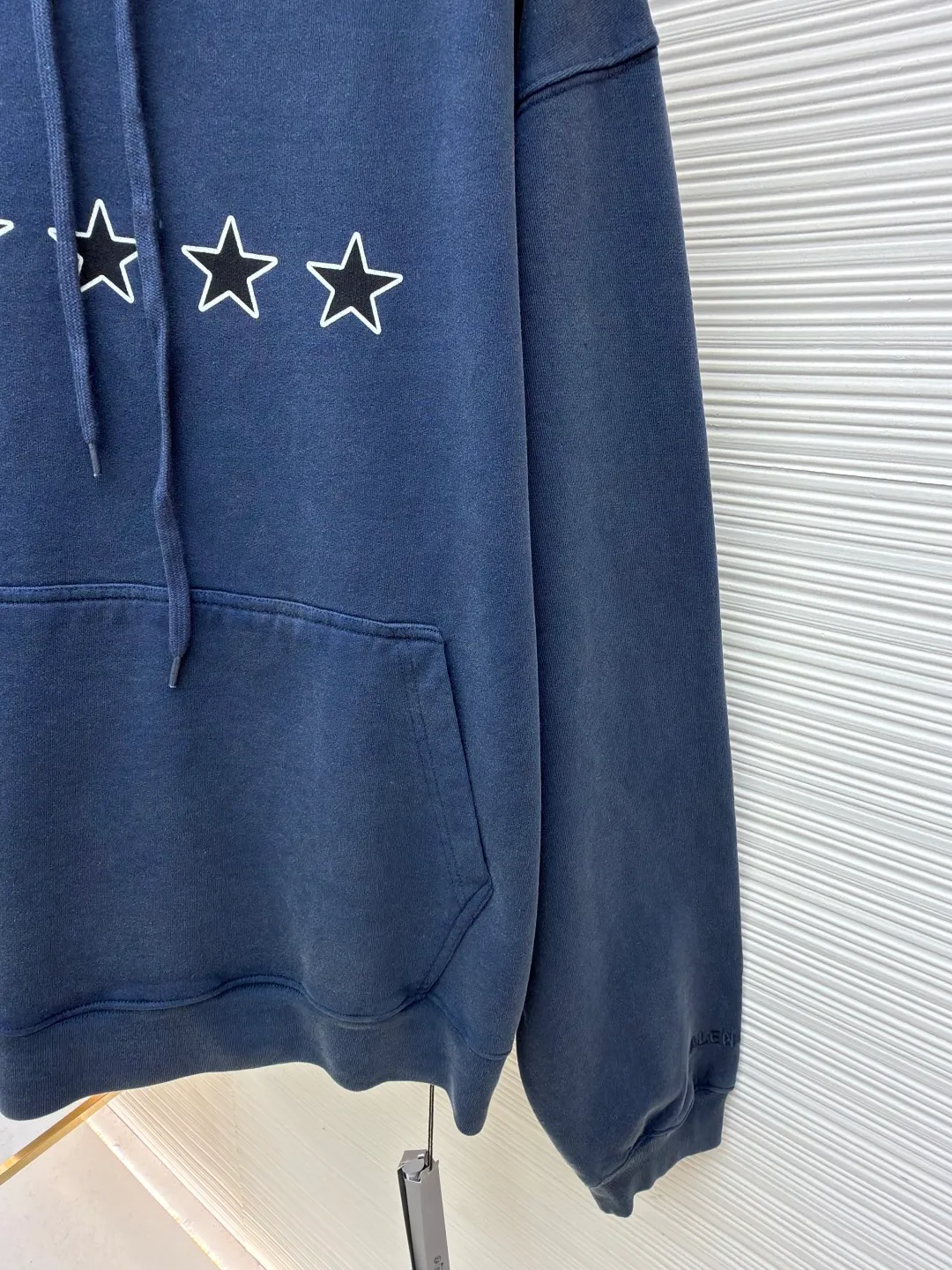 Balenciaga star pattern hooded sweatshirt [comes with marker pen] ●Original version: Purchased and developed by 12951 ●Item number: 1682444-B25 ●Material: combed cotton fabric ●Technology: Enzyme heavy wash water production ●Color: blue ●Version: Loose fit ●Weight: about 855g ●Size: XS-S-M-L ●Description: Made of 380g double-strand combed cotton terry bottom for fleece. The "enzyme re-washing" process is used - the surface has a foggy retro blue tone, and it feels "soft and brushed", but it will not collapse after a few washes like ordinary sweaters. Five stars on the chest: It is a "water paste print with white edges on a black background", and the white lines on the edges have been "roughed and distressed". It does not have a neat and neat feel, but has a casual retro flavor. Slogan frame on the back: The white lines printed on it make it "light and not heavy", like a frame drawn casually with chalk, which is completely consistent with the overall old-fashioned style. The drawstring hole is made of old metal holes, not glossy hardware, but vintage silver with a "matte oxidation feel"; the corners of the kangaroo pocket are made of "triangular reinforced stitching", so that mobile phones and keys will not be deformed; the top seam of the hood is made of "double seams of the same color thread", no excess threads can be seen, and the durability is maximized! The overall wiring is straight and delicate, the fabric is comfortable and soft, and the color is consistent without color difference. It can be matched with the same style to create a fashionable look and control various occasions. Customized accessories, complete with three standards, same style for men and women!