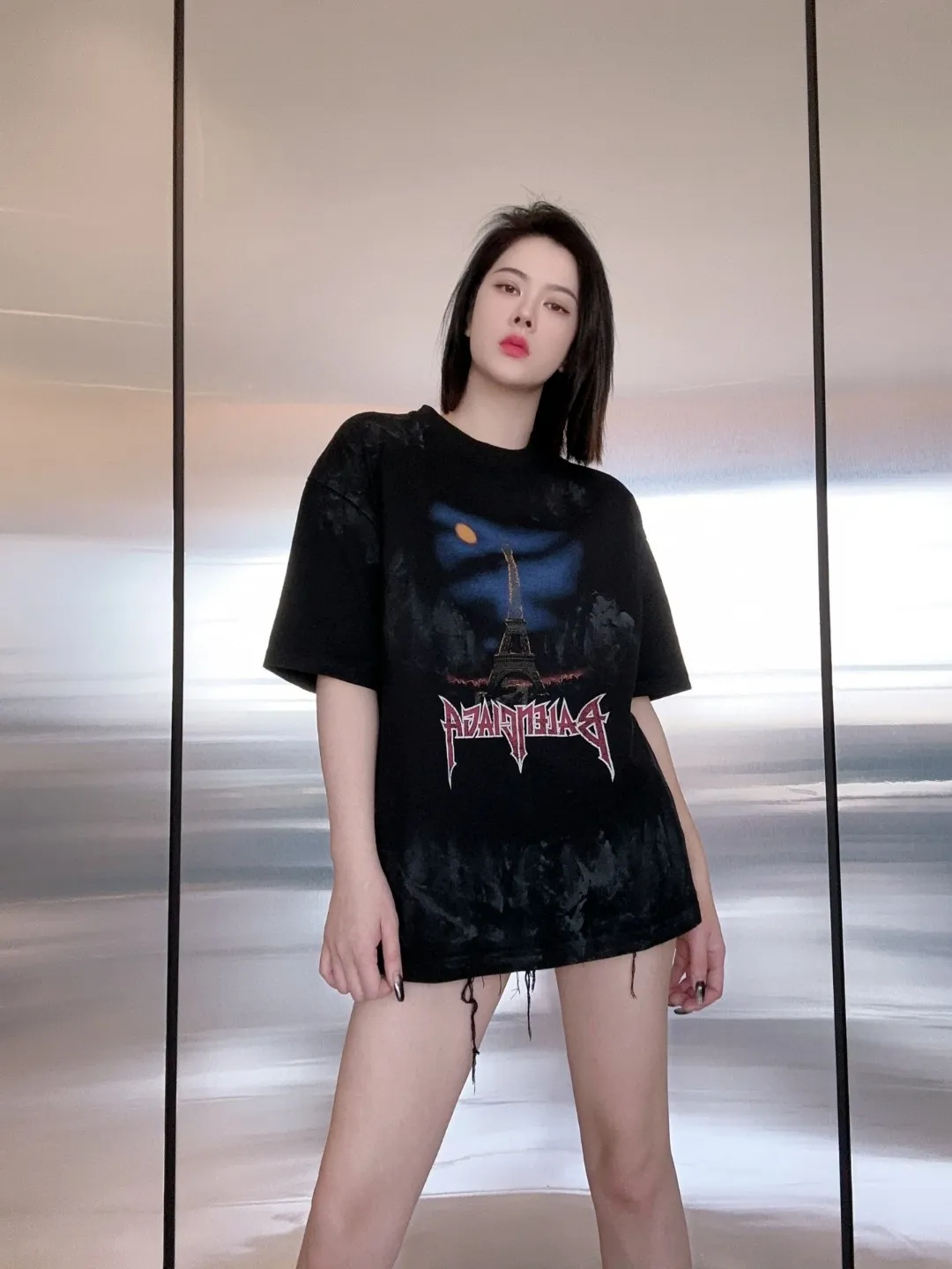 🎀Hot model pictures🎀Top tested version BALENCIAGA Balenciaga 24 latest Paris Eiffel Tower inkjet graffiti hand-painted gradient color printed washed distressed short-sleeved T-shirt The whole piece of fabric is washed before being cut, and the front and rear panels are printed using imported Kornit direct-jet printing technology. After the garment is washed for the second time, in order to be closer to the original effect, it is manually positioned, flattened, inked and spray-painted by a master craftsman. The garment effect is more accurate and time-consuming and labor-intensive. The details are perfectly restored zp Exclusively woven and dyed 300g fabrics. Threads are dyed in the same vat with zero color difference. Different from the market currency. Welcome to compare. Fabric: Customized imported high-gram weight tight double yarn fabric 300g, 100% cotton. Accessories: full set of customized accessories, packaging bags, tags, brand LOGO Sydney paper. Color: black. Size: XS--L P:310.