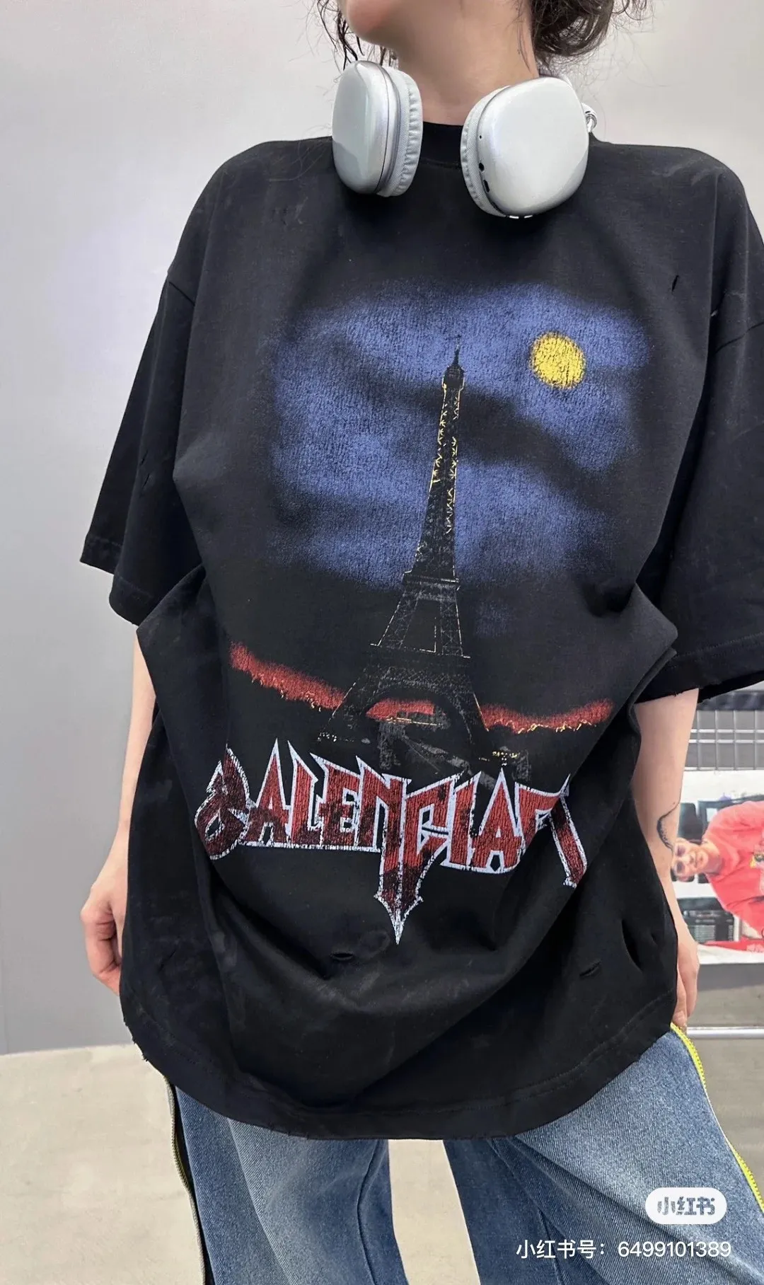 🎀Hot model pictures🎀Top tested version BALENCIAGA Balenciaga 24 latest Paris Eiffel Tower inkjet graffiti hand-painted gradient color printed washed distressed short-sleeved T-shirt The whole piece of fabric is washed before being cut, and the front and rear panels are printed using imported Kornit direct-jet printing technology. After the garment is washed for the second time, in order to be closer to the original effect, it is manually positioned, flattened, inked and spray-painted by a master craftsman. The garment effect is more accurate and time-consuming and labor-intensive. The details are perfectly restored zp Exclusively woven and dyed 300g fabrics. Threads are dyed in the same vat with zero color difference. Different from the market currency. Welcome to compare. Fabric: Customized imported high-gram weight tight double yarn fabric 300g, 100% cotton. Accessories: full set of customized accessories, packaging bags, tags, brand LOGO Sydney paper. Color: black. Size: XS--L P:310.