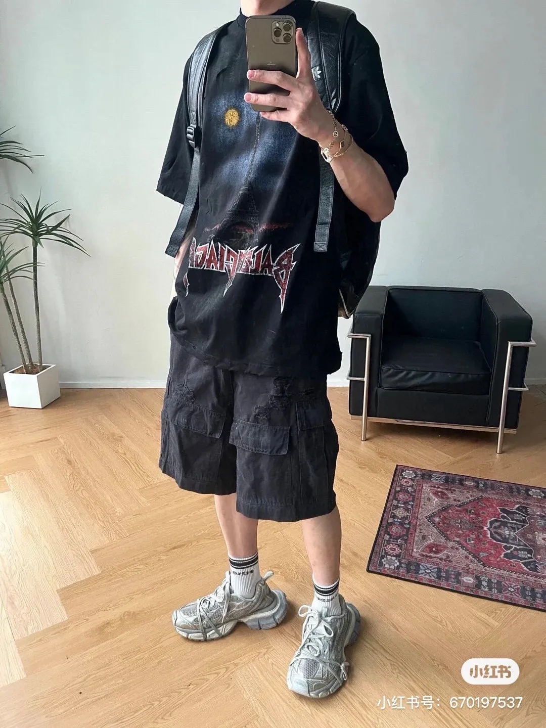🎀Hot model pictures🎀Top tested version BALENCIAGA Balenciaga 24 latest Paris Eiffel Tower inkjet graffiti hand-painted gradient color printed washed distressed short-sleeved T-shirt The whole piece of fabric is washed before being cut, and the front and rear panels are printed using imported Kornit direct-jet printing technology. After the garment is washed for the second time, in order to be closer to the original effect, it is manually positioned, flattened, inked and spray-painted by a master craftsman. The garment effect is more accurate and time-consuming and labor-intensive. The details are perfectly restored zp Exclusively woven and dyed 300g fabrics. Threads are dyed in the same vat with zero color difference. Different from the market currency. Welcome to compare. Fabric: Customized imported high-gram weight tight double yarn fabric 300g, 100% cotton. Accessories: full set of customized accessories, packaging bags, tags, brand LOGO Sydney paper. Color: black. Size: XS--L P:310.