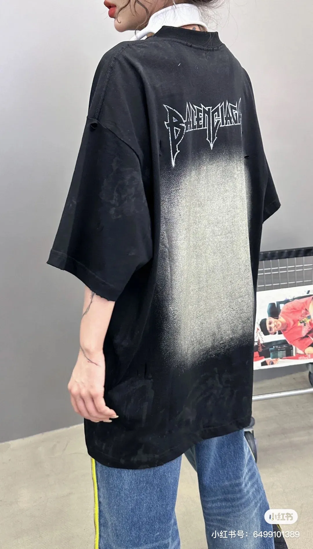 🎀Hot model pictures🎀Top tested version BALENCIAGA Balenciaga 24 latest Paris Eiffel Tower inkjet graffiti hand-painted gradient color printed washed distressed short-sleeved T-shirt The whole piece of fabric is washed before being cut, and the front and rear panels are printed using imported Kornit direct-jet printing technology. After the garment is washed for the second time, in order to be closer to the original effect, it is manually positioned, flattened, inked and spray-painted by a master craftsman. The garment effect is more accurate and time-consuming and labor-intensive. The details are perfectly restored zp Exclusively woven and dyed 300g fabrics. Threads are dyed in the same vat with zero color difference. Different from the market currency. Welcome to compare. Fabric: Customized imported high-gram weight tight double yarn fabric 300g, 100% cotton. Accessories: full set of customized accessories, packaging bags, tags, brand LOGO Sydney paper. Color: black. Size: XS--L P:310.