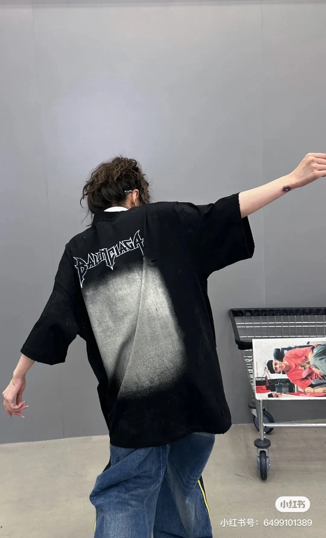 🎀Hot model pictures🎀Top tested version BALENCIAGA Balenciaga 24 latest Paris Eiffel Tower inkjet graffiti hand-painted gradient color printed washed distressed short-sleeved T-shirt The whole piece of fabric is washed before being cut, and the front and rear panels are printed using imported Kornit direct-jet printing technology. After the garment is washed for the second time, in order to be closer to the original effect, it is manually positioned, flattened, inked and spray-painted by a master craftsman. The garment effect is more accurate and time-consuming and labor-intensive. The details are perfectly restored zp Exclusively woven and dyed 300g fabrics. Threads are dyed in the same vat with zero color difference. Different from the market currency. Welcome to compare. Fabric: Customized imported high-gram weight tight double yarn fabric 300g, 100% cotton. Accessories: full set of customized accessories, packaging bags, tags, brand LOGO Sydney paper. Color: black. Size: XS--L P:310.