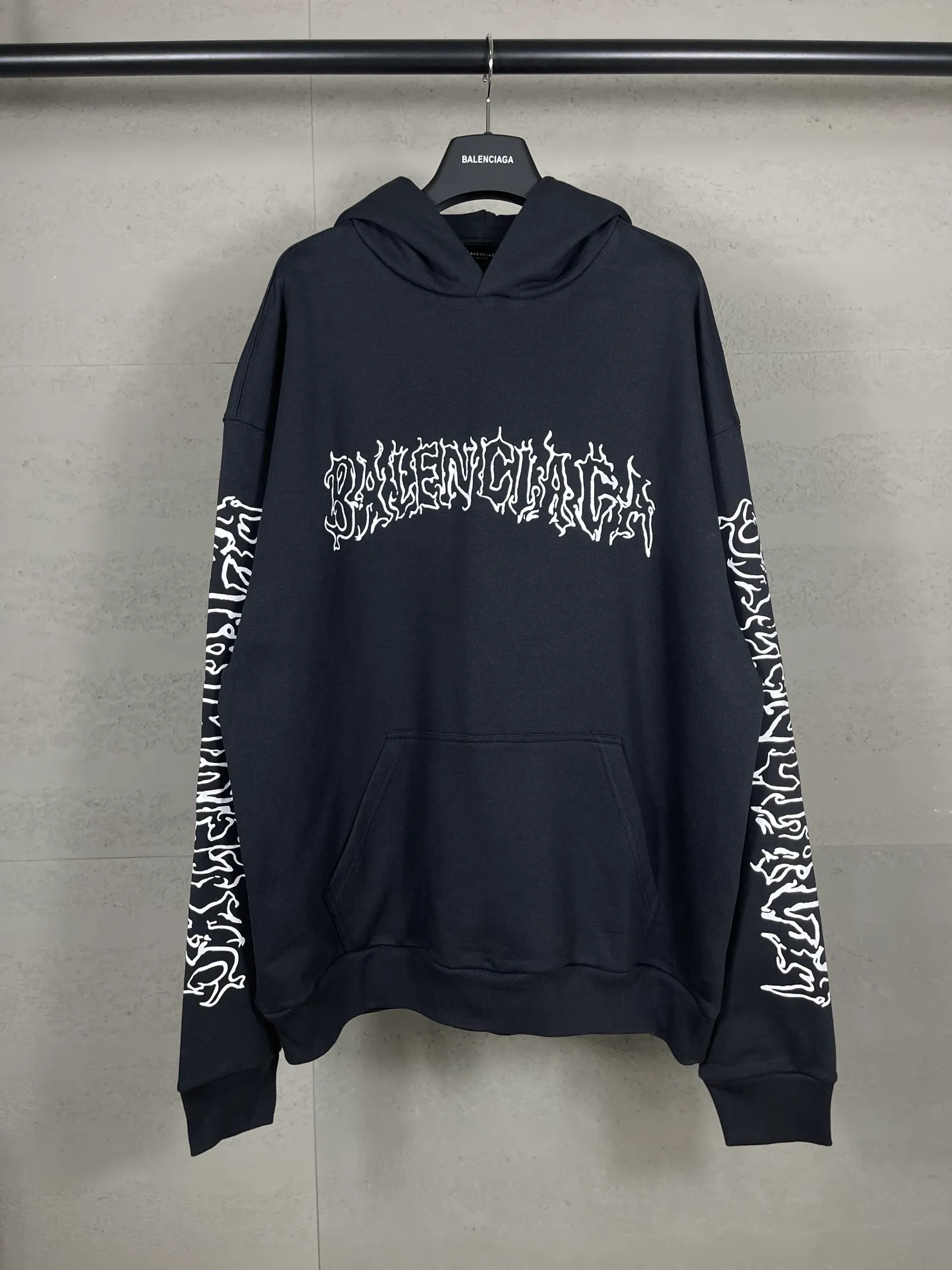 🅿️320 real shots [Top version. Official website quality] BALENCI*GA/Paris. 2024 new style Sanskrit LOGO fuzzy direct-printed hooded sweatshirt on the chest, synchronized with brick cabinets. Developed genuine products in the first time, enjoy printing and comparison! The fabric is made of Paris ZP custom-woven and dyed cotton sweatshirt. Weighing 460 grams, the cloth surface is clean. The cloth pattern is clear, soft and comfortable. The threads are dyed with no color difference. The classic LOGO is printed using environmentally friendly imported materials, with clear pattern letters and a three-dimensional effect. Restore brick cabinets, different market currency, welcome to compare, the version adopts OS loose shoulder version. Same style for men and women Code: BL238921 Color: gray blue Size: XS S M L