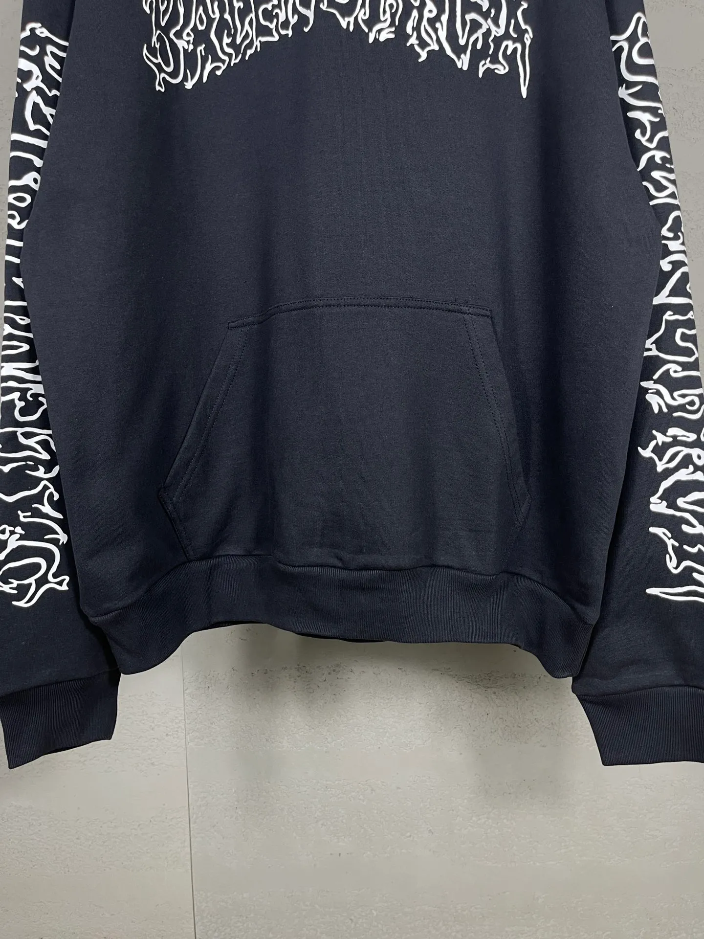 🅿️320 real shots [Top version. Official website quality] BALENCI*GA/Paris. 2024 new style Sanskrit LOGO fuzzy direct-printed hooded sweatshirt on the chest, synchronized with brick cabinets. Developed genuine products in the first time, enjoy printing and comparison! The fabric is made of Paris ZP custom-woven and dyed cotton sweatshirt. Weighing 460 grams, the cloth surface is clean. The cloth pattern is clear, soft and comfortable. The threads are dyed with no color difference. The classic LOGO is printed using environmentally friendly imported materials, with clear pattern letters and a three-dimensional effect. Restore brick cabinets, different market currency, welcome to compare, the version adopts OS loose shoulder version. Same style for men and women Code: BL238921 Color: gray blue Size: XS S M L