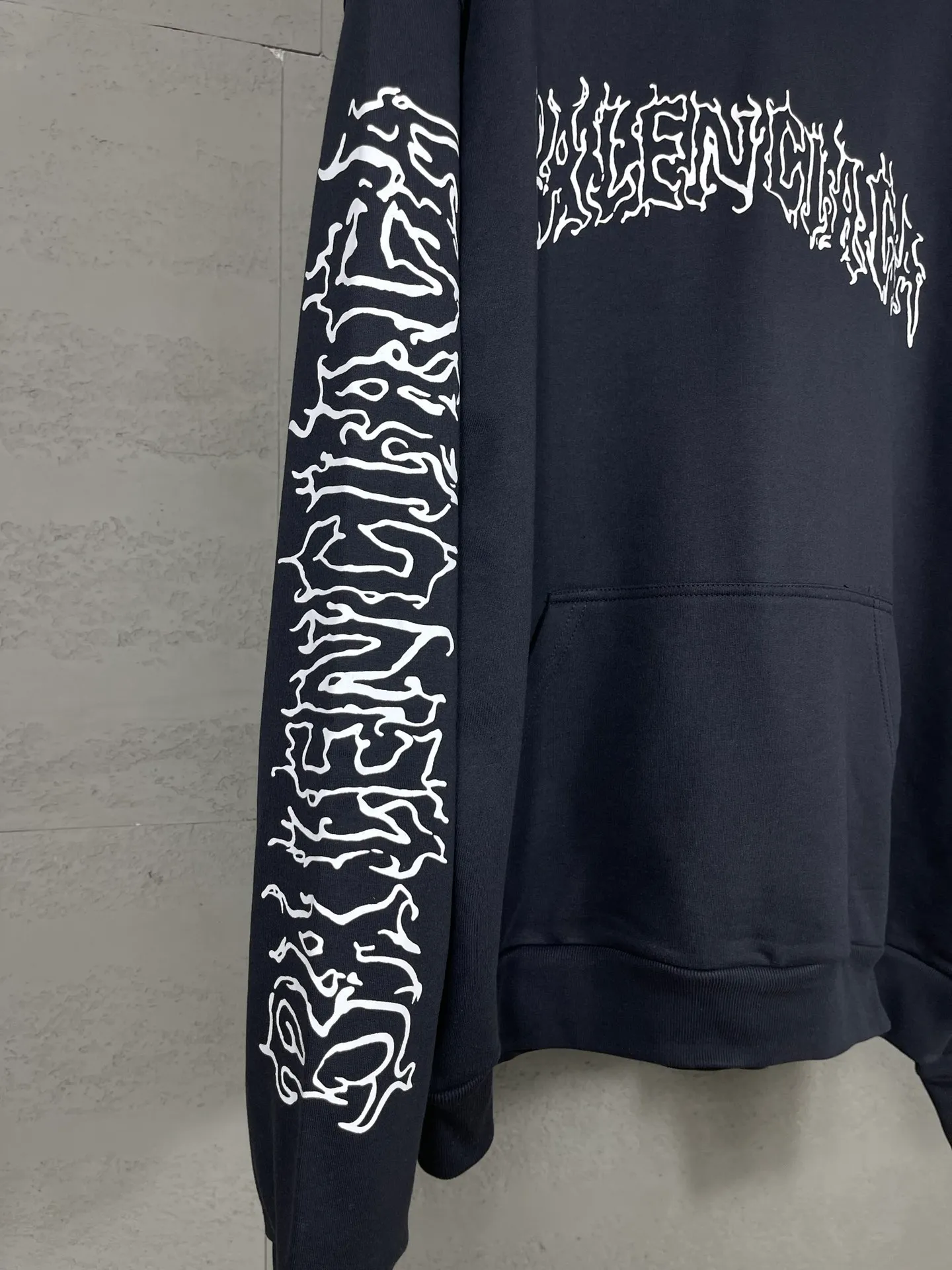 🅿️320 real shots [Top version. Official website quality] BALENCI*GA/Paris. 2024 new style Sanskrit LOGO fuzzy direct-printed hooded sweatshirt on the chest, synchronized with brick cabinets. Developed genuine products in the first time, enjoy printing and comparison! The fabric is made of Paris ZP custom-woven and dyed cotton sweatshirt. Weighing 460 grams, the cloth surface is clean. The cloth pattern is clear, soft and comfortable. The threads are dyed with no color difference. The classic LOGO is printed using environmentally friendly imported materials, with clear pattern letters and a three-dimensional effect. Restore brick cabinets, different market currency, welcome to compare, the version adopts OS loose shoulder version. Same style for men and women Code: BL238921 Color: gray blue Size: XS S M L