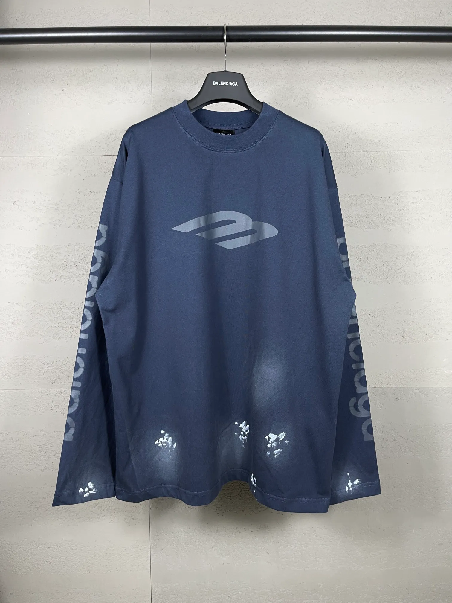 🅿️230 real photos [Top version. Official website quality] BALENCI*GA/Paris #2024 new style 3M letter classic print. Hand-painted. Graffiti. Long-sleeved T-shirt. #2024 Spring and Summer Brick Cabinet Synchronization Welcome to compare. The fabric is made of Paris ZP custom-woven and dyed cotton double yarn, with a weight of 260 grams. The cloth surface is clean. The cloth pattern is clear, soft and comfortable. The threads are dyed with no color difference. The classic letter LOGO is printed with imported environmentally friendly glue. The letters are clear and the effect is three-dimensional. Ready-to-wear hand drawn doodles. Restore brick cabinet, adopt OS loose shoulder style. Same style for men and women. Code: BL225050 Color: black, blue Size: XS S M L