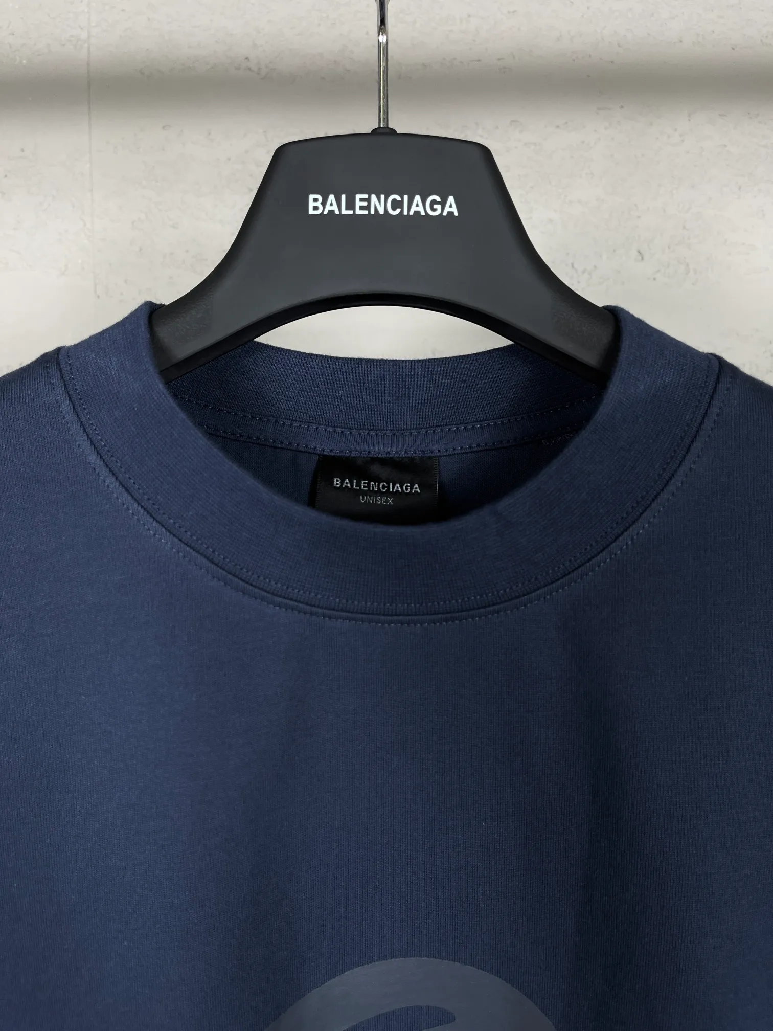 🅿️230 real photos [Top version. Official website quality] BALENCI*GA/Paris #2024 new style 3M letter classic print. Hand-painted. Graffiti. Long-sleeved T-shirt. #2024 Spring and Summer Brick Cabinet Synchronization Welcome to compare. The fabric is made of Paris ZP custom-woven and dyed cotton double yarn, with a weight of 260 grams. The cloth surface is clean. The cloth pattern is clear, soft and comfortable. The threads are dyed with no color difference. The classic letter LOGO is printed with imported environmentally friendly glue. The letters are clear and the effect is three-dimensional. Ready-to-wear hand drawn doodles. Restore brick cabinet, adopt OS loose shoulder style. Same style for men and women. Code: BL225050 Color: black, blue Size: XS S M L