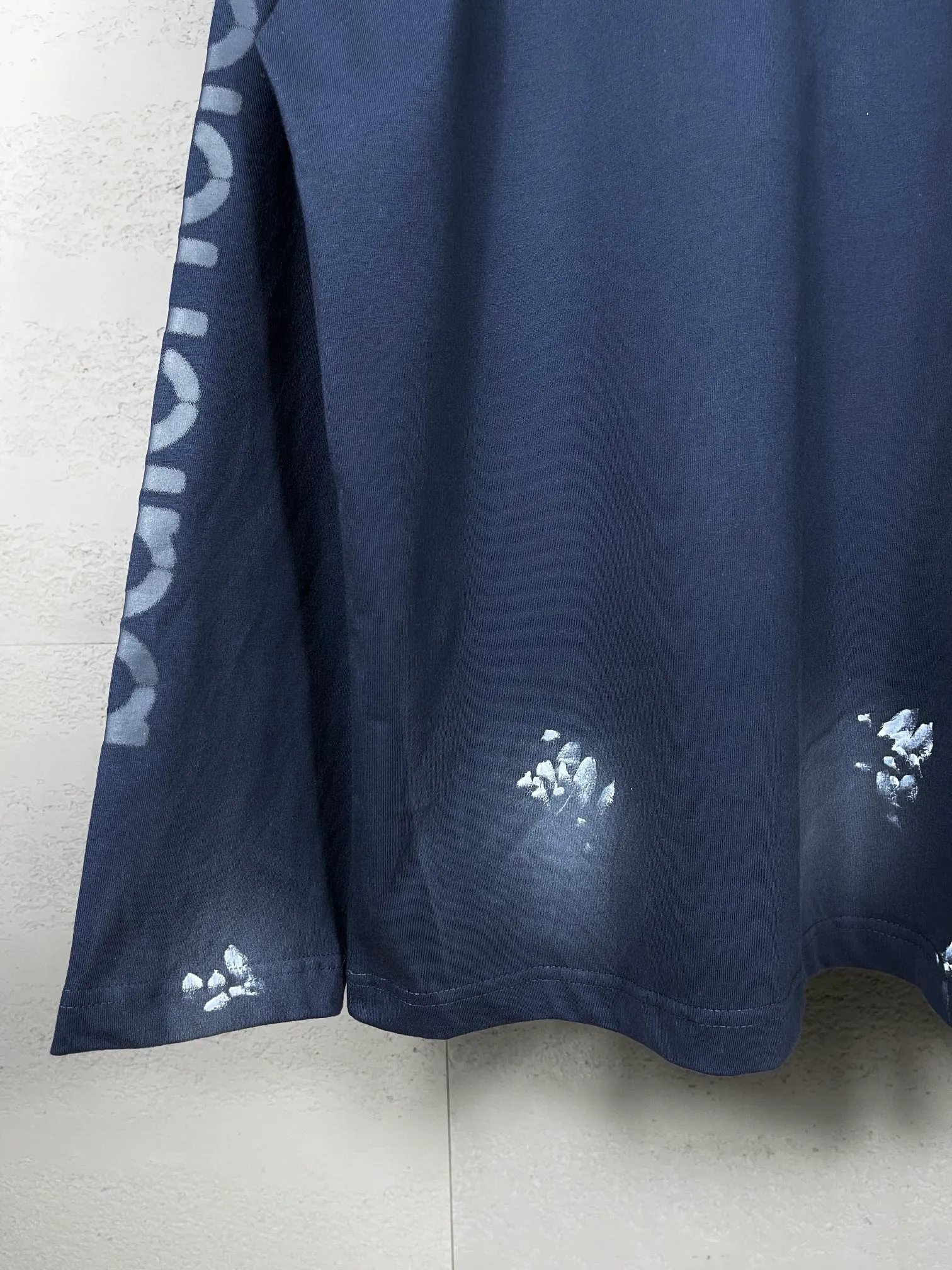 🅿️230 real photos [Top version. Official website quality] BALENCI*GA/Paris #2024 new style 3M letter classic print. Hand-painted. Graffiti. Long-sleeved T-shirt. #2024 Spring and Summer Brick Cabinet Synchronization Welcome to compare. The fabric is made of Paris ZP custom-woven and dyed cotton double yarn, with a weight of 260 grams. The cloth surface is clean. The cloth pattern is clear, soft and comfortable. The threads are dyed with no color difference. The classic letter LOGO is printed with imported environmentally friendly glue. The letters are clear and the effect is three-dimensional. Ready-to-wear hand drawn doodles. Restore brick cabinet, adopt OS loose shoulder style. Same style for men and women. Code: BL225050 Color: black, blue Size: XS S M L