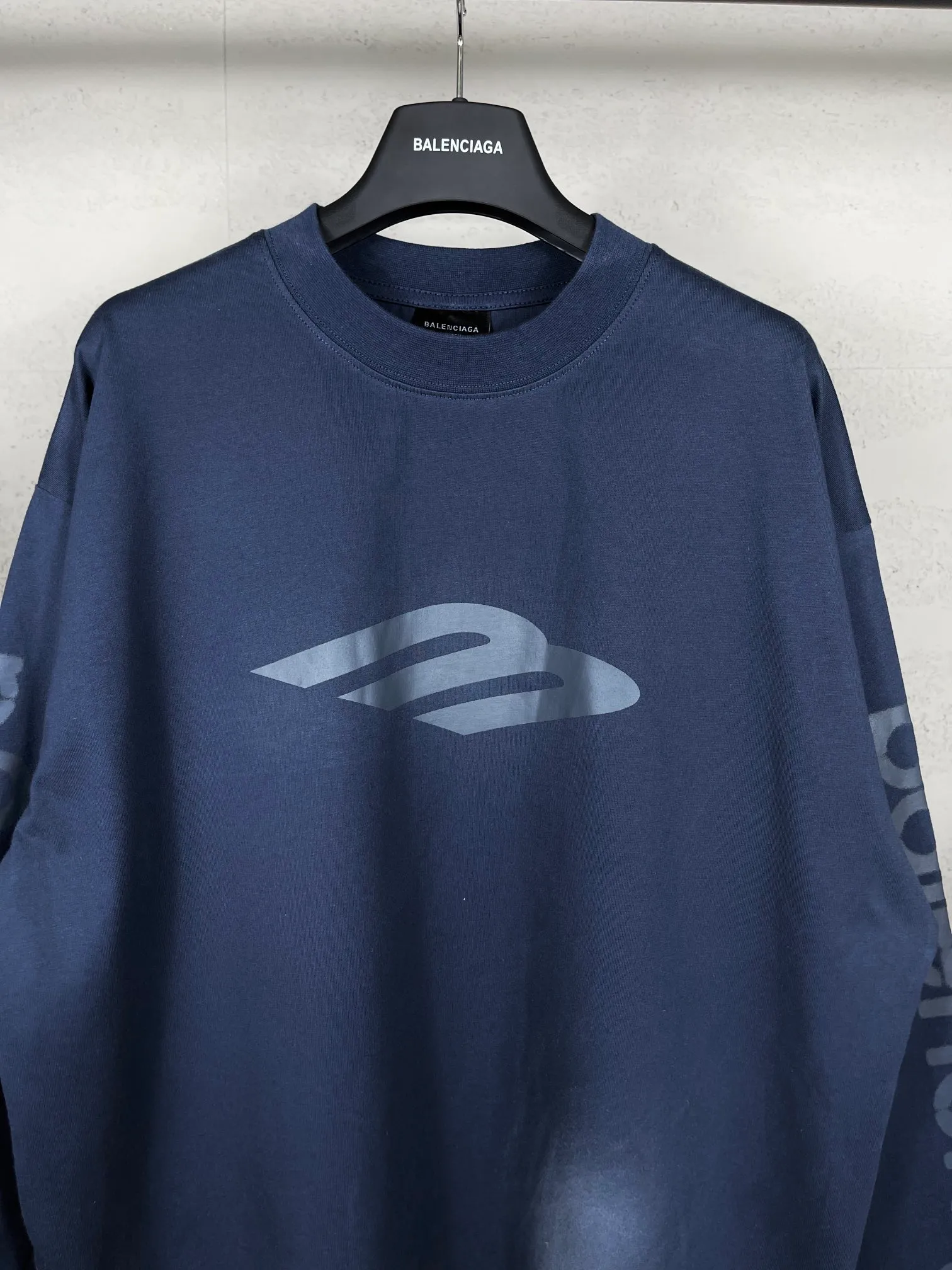 🅿️230 real photos [Top version. Official website quality] BALENCI*GA/Paris #2024 new style 3M letter classic print. Hand-painted. Graffiti. Long-sleeved T-shirt. #2024 Spring and Summer Brick Cabinet Synchronization Welcome to compare. The fabric is made of Paris ZP custom-woven and dyed cotton double yarn, with a weight of 260 grams. The cloth surface is clean. The cloth pattern is clear, soft and comfortable. The threads are dyed with no color difference. The classic letter LOGO is printed with imported environmentally friendly glue. The letters are clear and the effect is three-dimensional. Ready-to-wear hand drawn doodles. Restore brick cabinet, adopt OS loose shoulder style. Same style for men and women. Code: BL225050 Color: black, blue Size: XS S M L
