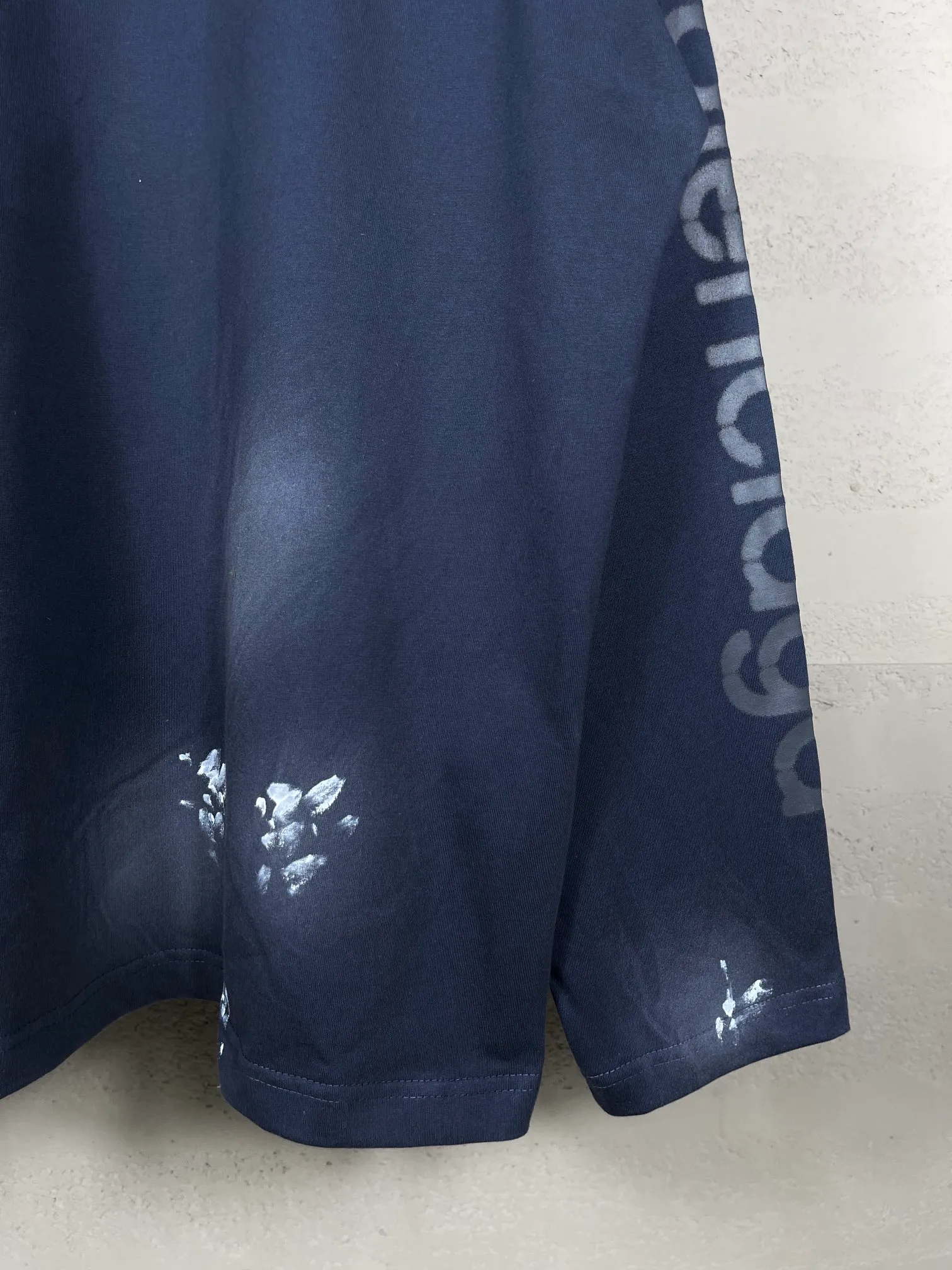 🅿️230 real photos [Top version. Official website quality] BALENCI*GA/Paris #2024 new style 3M letter classic print. Hand-painted. Graffiti. Long-sleeved T-shirt. #2024 Spring and Summer Brick Cabinet Synchronization Welcome to compare. The fabric is made of Paris ZP custom-woven and dyed cotton double yarn, with a weight of 260 grams. The cloth surface is clean. The cloth pattern is clear, soft and comfortable. The threads are dyed with no color difference. The classic letter LOGO is printed with imported environmentally friendly glue. The letters are clear and the effect is three-dimensional. Ready-to-wear hand drawn doodles. Restore brick cabinet, adopt OS loose shoulder style. Same style for men and women. Code: BL225050 Color: black, blue Size: XS S M L