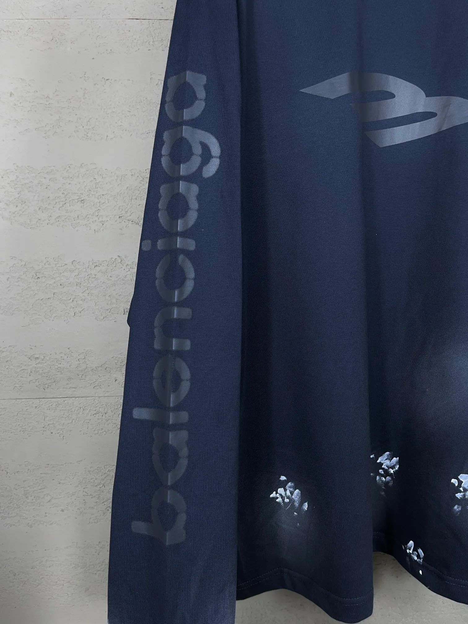 🅿️230 real photos [Top version. Official website quality] BALENCI*GA/Paris #2024 new style 3M letter classic print. Hand-painted. Graffiti. Long-sleeved T-shirt. #2024 Spring and Summer Brick Cabinet Synchronization Welcome to compare. The fabric is made of Paris ZP custom-woven and dyed cotton double yarn, with a weight of 260 grams. The cloth surface is clean. The cloth pattern is clear, soft and comfortable. The threads are dyed with no color difference. The classic letter LOGO is printed with imported environmentally friendly glue. The letters are clear and the effect is three-dimensional. Ready-to-wear hand drawn doodles. Restore brick cabinet, adopt OS loose shoulder style. Same style for men and women. Code: BL225050 Color: black, blue Size: XS S M L