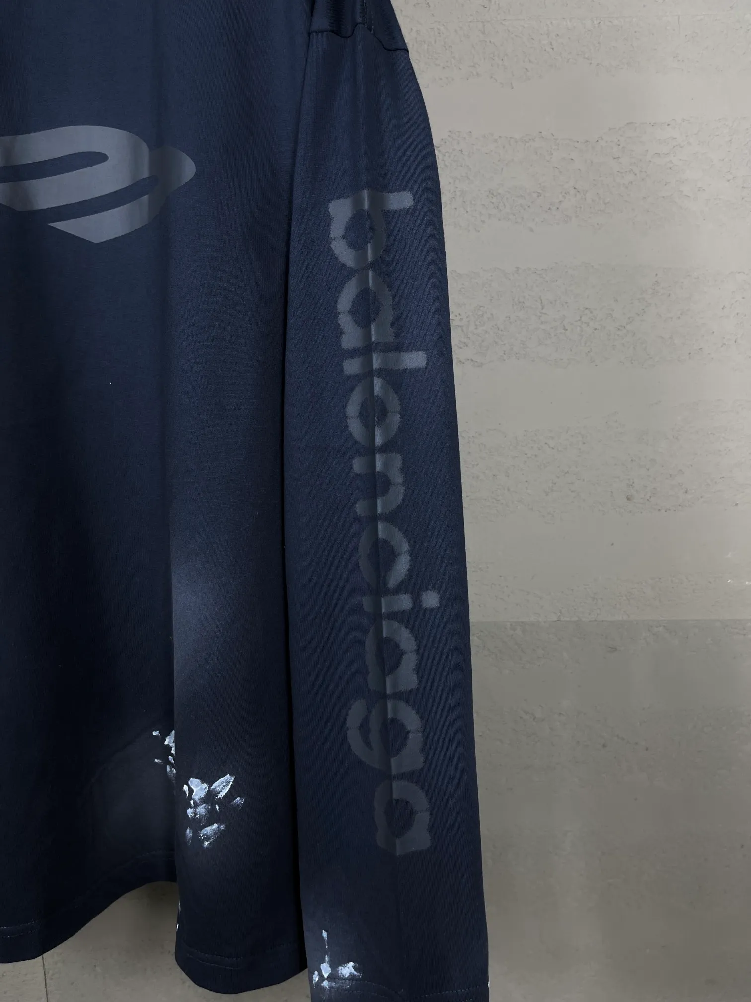 🅿️230 real photos [Top version. Official website quality] BALENCI*GA/Paris #2024 new style 3M letter classic print. Hand-painted. Graffiti. Long-sleeved T-shirt. #2024 Spring and Summer Brick Cabinet Synchronization Welcome to compare. The fabric is made of Paris ZP custom-woven and dyed cotton double yarn, with a weight of 260 grams. The cloth surface is clean. The cloth pattern is clear, soft and comfortable. The threads are dyed with no color difference. The classic letter LOGO is printed with imported environmentally friendly glue. The letters are clear and the effect is three-dimensional. Ready-to-wear hand drawn doodles. Restore brick cabinet, adopt OS loose shoulder style. Same style for men and women. Code: BL225050 Color: black, blue Size: XS S M L