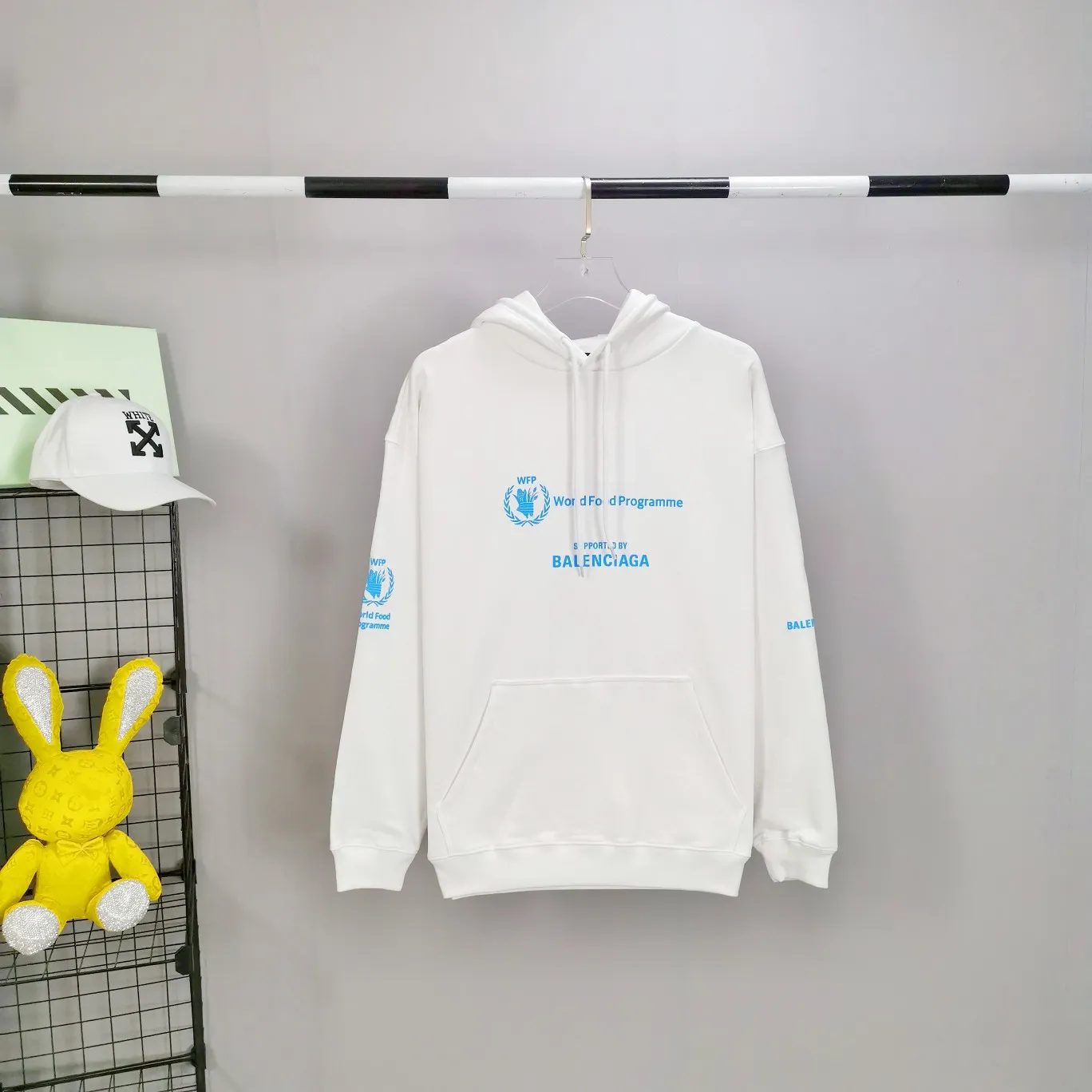 [New] Top-quality Balenciaga 22SS new WFP World Food Agency male and female couple celebrity autumn and winter pure cotton hooded sweatshirt. The fabric is made of 480 grams of pure cotton terry material. It does not pill and feels very good. It has been printed and dressed up dozens of times to achieve a 1:1 effect. All imported slurries are used. Proportional foaming powder is added to the slurry to foam at high temperatures. The printing convex effect is very good, and the powder does not fall off and does not break. The front and rear panels are washable and environmentally friendly. The entire printing process takes a long time. The hem and cuffs are all customized threads. There is no error in dyeing in the same vat. The workmanship is perfect. The accessories are all customized. This year’s market hot trend has many Internet celebrities. The top is very trendy. The same style for men and women. OverSzie version. Color: Black White Size: XS-L P:450