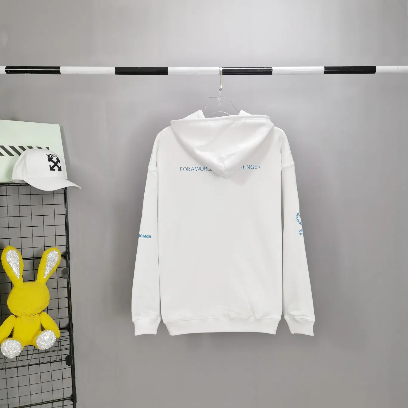 [New] Top-quality Balenciaga 22SS new WFP World Food Agency male and female couple celebrity autumn and winter pure cotton hooded sweatshirt. The fabric is made of 480 grams of pure cotton terry material. It does not pill and feels very good. It has been printed and dressed up dozens of times to achieve a 1:1 effect. All imported slurries are used. Proportional foaming powder is added to the slurry to foam at high temperatures. The printing convex effect is very good, and the powder does not fall off and does not break. The front and rear panels are washable and environmentally friendly. The entire printing process takes a long time. The hem and cuffs are all customized threads. There is no error in dyeing in the same vat. The workmanship is perfect. The accessories are all customized. This year’s market hot trend has many Internet celebrities. The top is very trendy. The same style for men and women. OverSzie version. Color: Black White Size: XS-L P:450