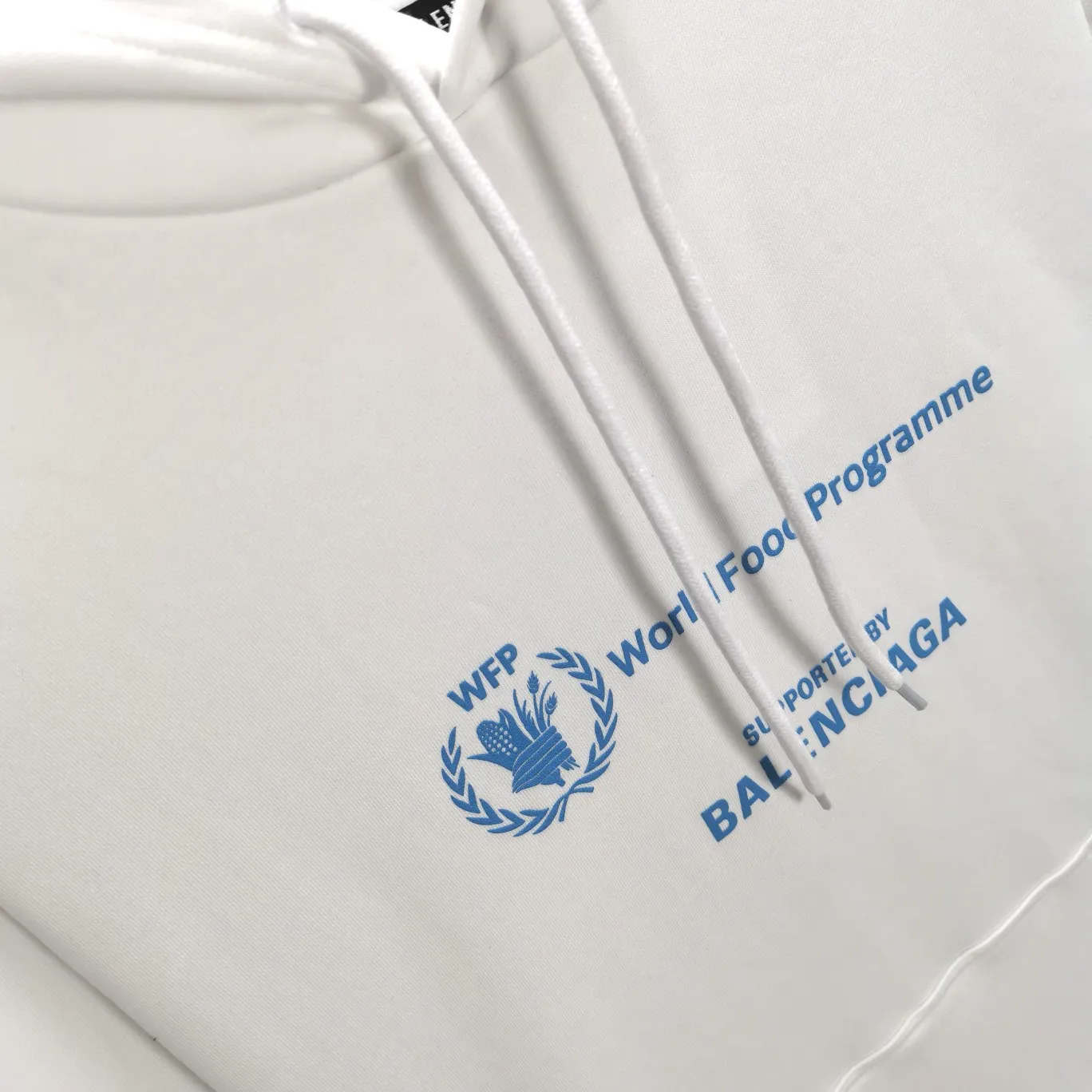 [New] Top-quality Balenciaga 22SS new WFP World Food Agency male and female couple celebrity autumn and winter pure cotton hooded sweatshirt. The fabric is made of 480 grams of pure cotton terry material. It does not pill and feels very good. It has been printed and dressed up dozens of times to achieve a 1:1 effect. All imported slurries are used. Proportional foaming powder is added to the slurry to foam at high temperatures. The printing convex effect is very good, and the powder does not fall off and does not break. The front and rear panels are washable and environmentally friendly. The entire printing process takes a long time. The hem and cuffs are all customized threads. There is no error in dyeing in the same vat. The workmanship is perfect. The accessories are all customized. This year’s market hot trend has many Internet celebrities. The top is very trendy. The same style for men and women. OverSzie version. Color: Black White Size: XS-L P:450