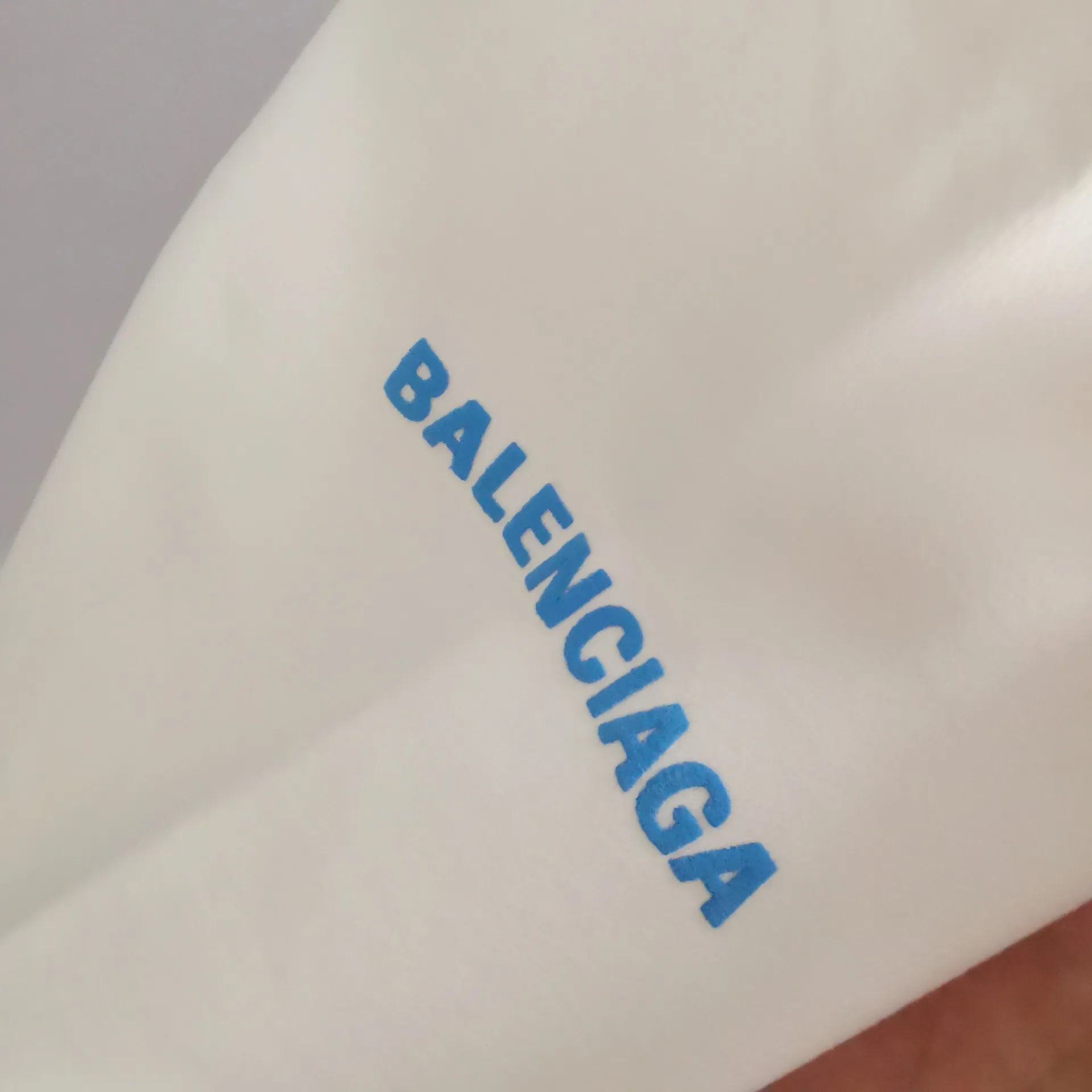 [New] Top-quality Balenciaga 22SS new WFP World Food Agency male and female couple celebrity autumn and winter pure cotton hooded sweatshirt. The fabric is made of 480 grams of pure cotton terry material. It does not pill and feels very good. It has been printed and dressed up dozens of times to achieve a 1:1 effect. All imported slurries are used. Proportional foaming powder is added to the slurry to foam at high temperatures. The printing convex effect is very good, and the powder does not fall off and does not break. The front and rear panels are washable and environmentally friendly. The entire printing process takes a long time. The hem and cuffs are all customized threads. There is no error in dyeing in the same vat. The workmanship is perfect. The accessories are all customized. This year’s market hot trend has many Internet celebrities. The top is very trendy. The same style for men and women. OverSzie version. Color: Black White Size: XS-L P:450