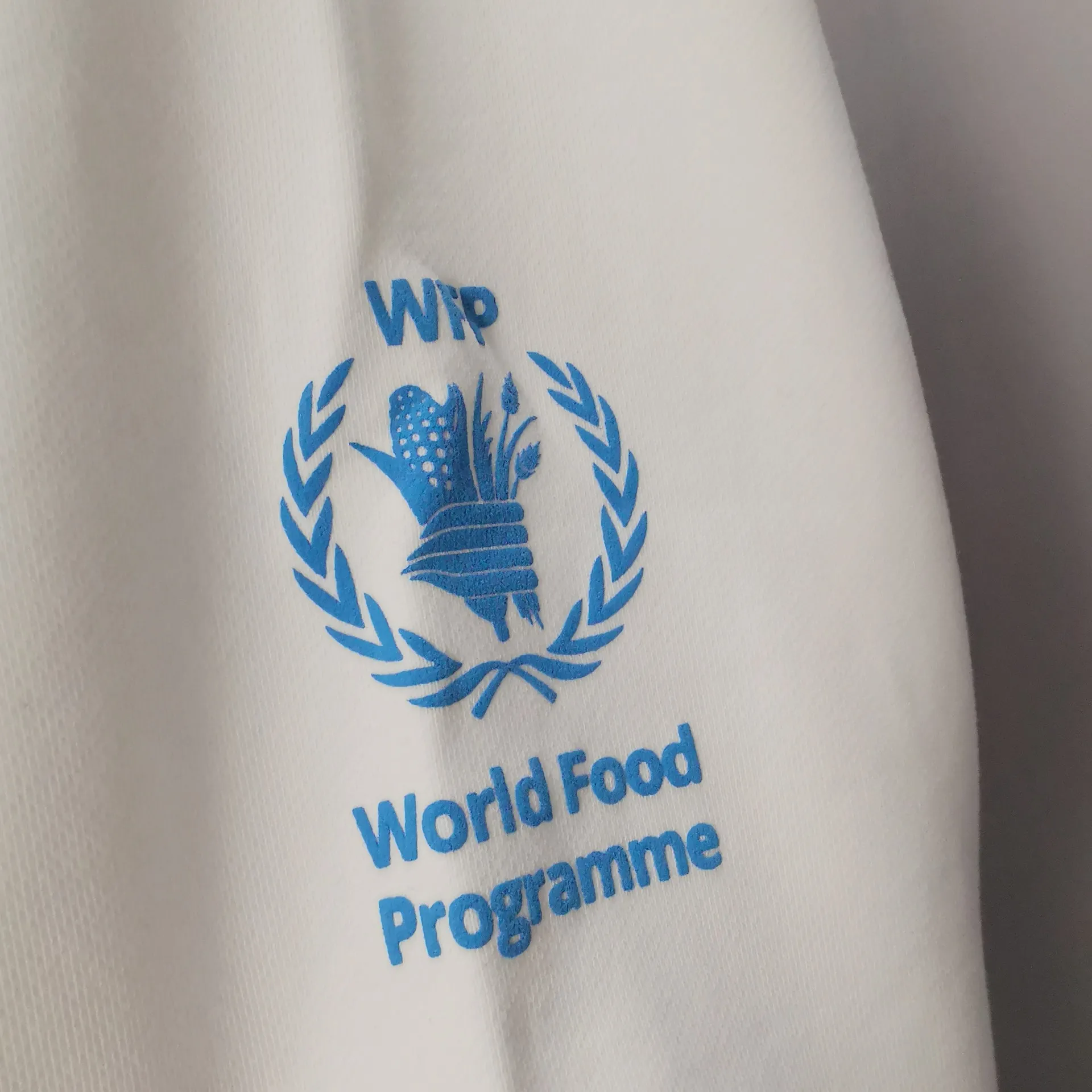 [New] Top-quality Balenciaga 22SS new WFP World Food Agency male and female couple celebrity autumn and winter pure cotton hooded sweatshirt. The fabric is made of 480 grams of pure cotton terry material. It does not pill and feels very good. It has been printed and dressed up dozens of times to achieve a 1:1 effect. All imported slurries are used. Proportional foaming powder is added to the slurry to foam at high temperatures. The printing convex effect is very good, and the powder does not fall off and does not break. The front and rear panels are washable and environmentally friendly. The entire printing process takes a long time. The hem and cuffs are all customized threads. There is no error in dyeing in the same vat. The workmanship is perfect. The accessories are all customized. This year’s market hot trend has many Internet celebrities. The top is very trendy. The same style for men and women. OverSzie version. Color: Black White Size: XS-L P:450