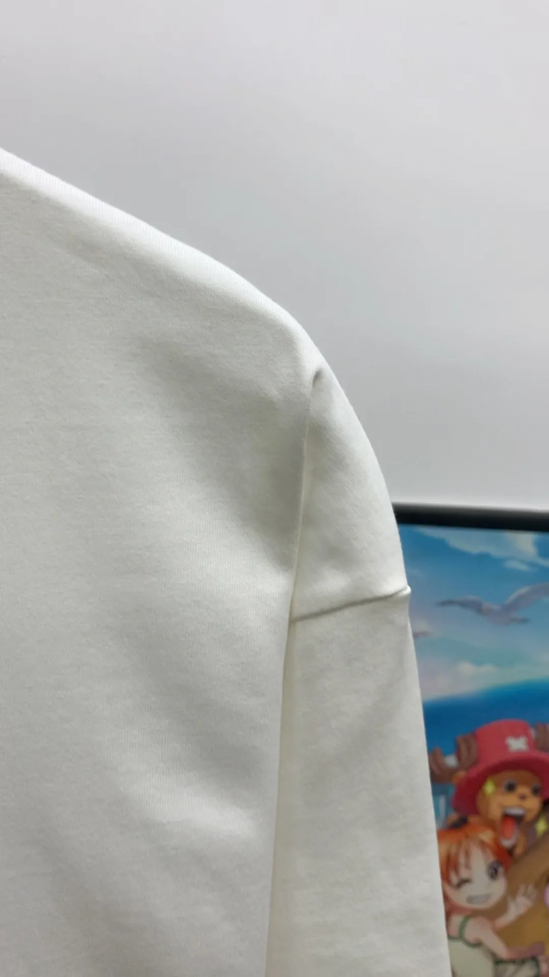Frontal real-shot video————The top tested version of BALENCIAGA burst letter print. LOGO logo printing is exquisitely upgraded. High version of short-sleeved T-shirt. Original fabric. Official same style. Short-sleeved T-shirt. Washed 310g. Pure cotton fabric. Very comfortable to the touch. The latest brick cabinet for spring and summer. Super versatile and good-looking. Very suitable for both men and women. A must-have. Tag. Collar label. Washed wheat. Complete with three labels. Color: White. Black. Size: XS~L P:290.