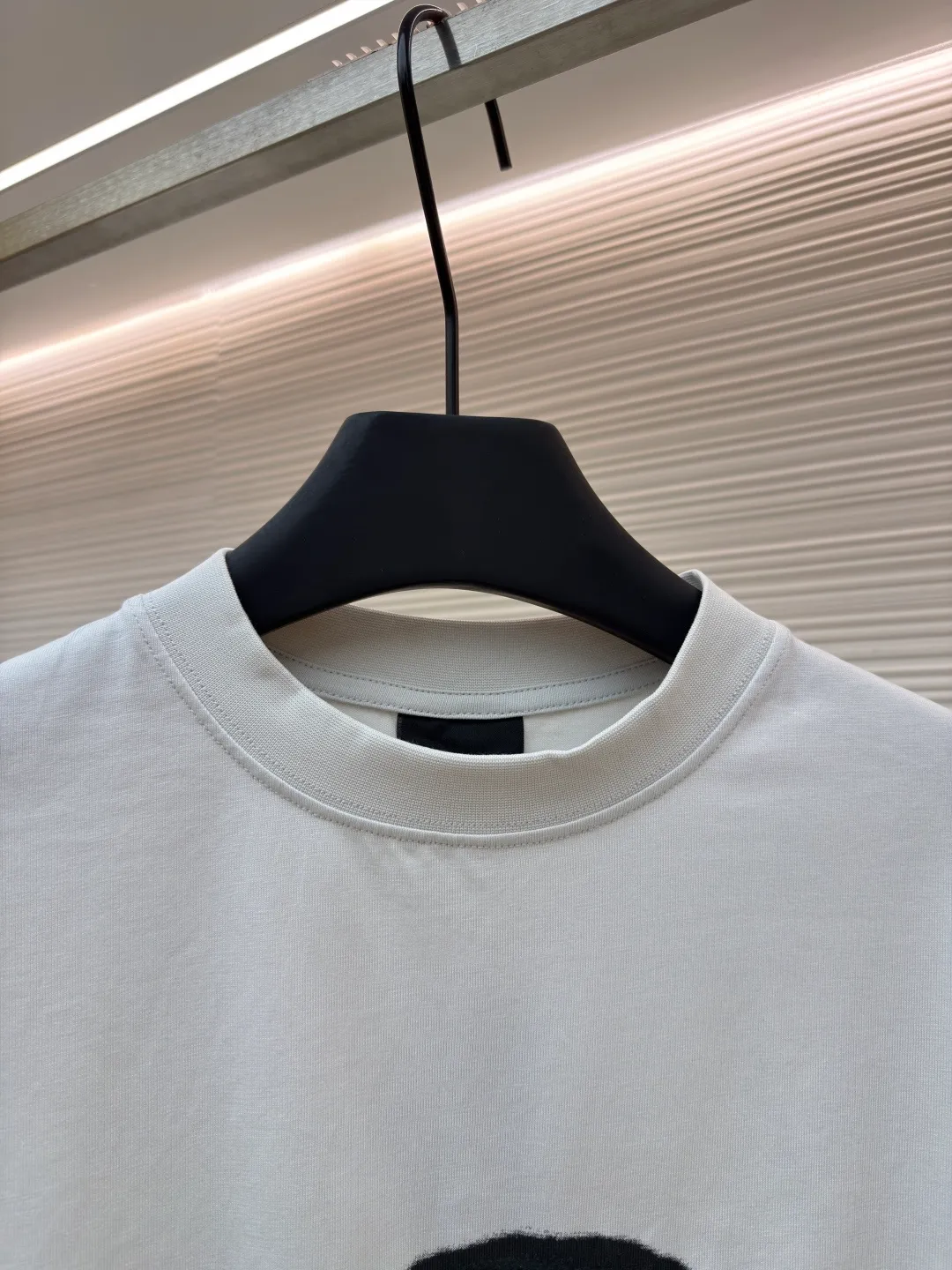 Balenciaga Luminous Alien ●Authentic product: Purchased and developed for 6300 ●Item number: 1680813-A20 ●Material: combed cotton plain weave ●Technology: printing process ●Version: fitted version ●Weight: about 300 grams ●Size: Paired with cuff letter embroidery details, the frayed craft fabric is treated with old fraying to create a street retro feel. Emphasis on wearing comfort. Customized dyeing, without any color difference from the original version, once again emphasizes the accuracy of the color, ensuring that the printing, embroidery and fabric background match and coordinate. The ingenious craftsmanship is perfectly restored, the three standards are complete, and the accessories are customized. The overall wiring is straight and delicate, the fabric is comfortable and soft, and the color is consistent without color difference. It can be matched with the same style to create a fashionable look and control various occasions. Customized accessories, complete with three standards, same style for men and women!