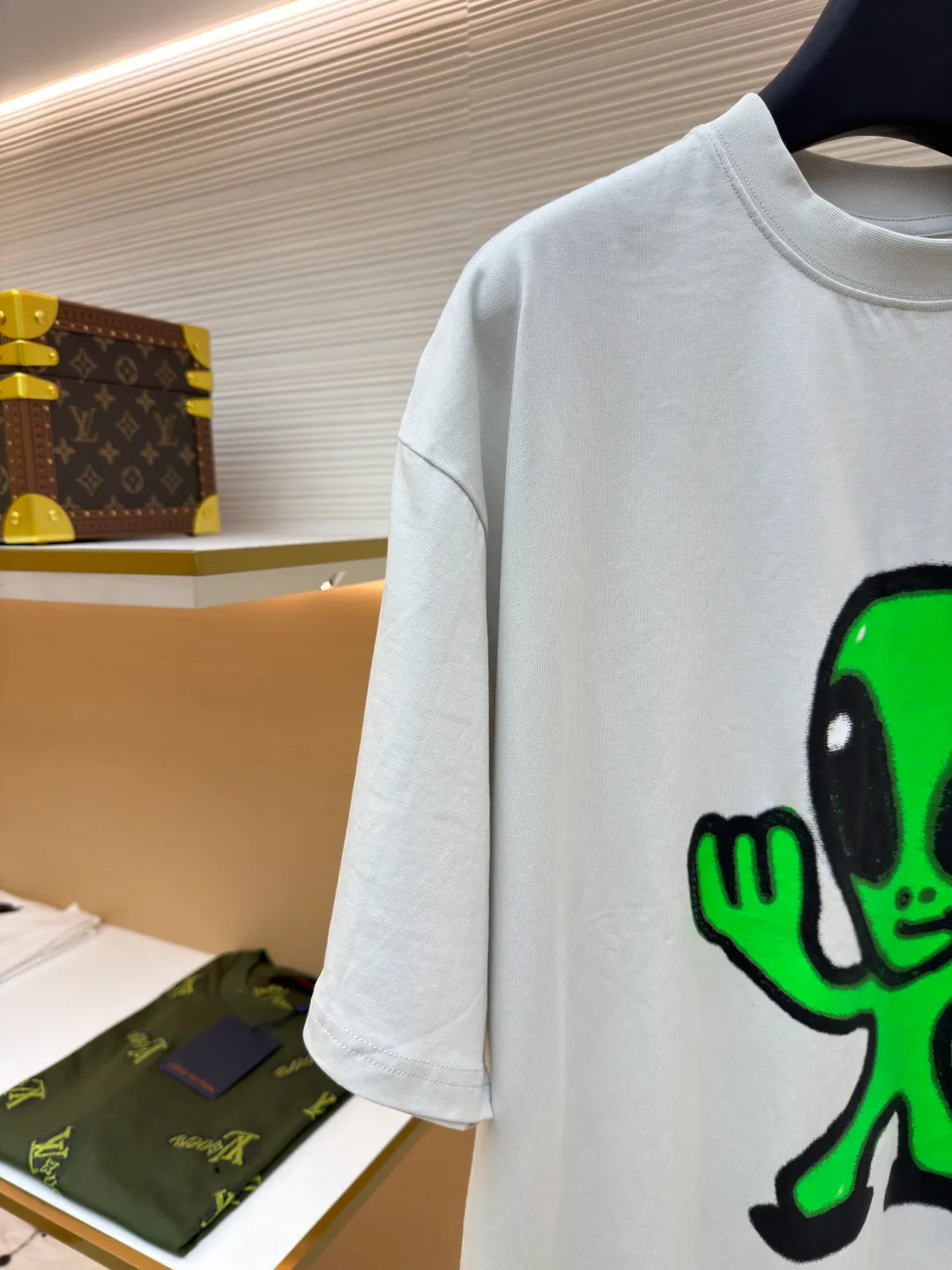 Balenciaga Luminous Alien ●Authentic product: Purchased and developed for 6300 ●Item number: 1680813-A20 ●Material: combed cotton plain weave ●Technology: printing process ●Version: fitted version ●Weight: about 300 grams ●Size: Paired with cuff letter embroidery details, the frayed craft fabric is treated with old fraying to create a street retro feel. Emphasis on wearing comfort. Customized dyeing, without any color difference from the original version, once again emphasizes the accuracy of the color, ensuring that the printing, embroidery and fabric background match and coordinate. The ingenious craftsmanship is perfectly restored, the three standards are complete, and the accessories are customized. The overall wiring is straight and delicate, the fabric is comfortable and soft, and the color is consistent without color difference. It can be matched with the same style to create a fashionable look and control various occasions. Customized accessories, complete with three standards, same style for men and women!