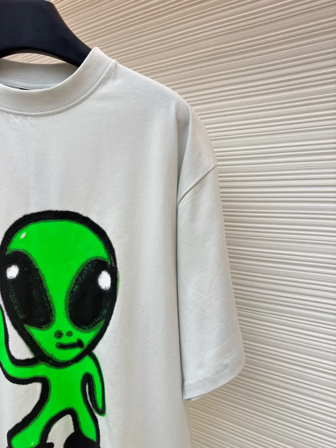 Balenciaga Luminous Alien ●Authentic product: Purchased and developed for 6300 ●Item number: 1680813-A20 ●Material: combed cotton plain weave ●Technology: printing process ●Version: fitted version ●Weight: about 300 grams ●Size: Paired with cuff letter embroidery details, the frayed craft fabric is treated with old fraying to create a street retro feel. Emphasis on wearing comfort. Customized dyeing, without any color difference from the original version, once again emphasizes the accuracy of the color, ensuring that the printing, embroidery and fabric background match and coordinate. The ingenious craftsmanship is perfectly restored, the three standards are complete, and the accessories are customized. The overall wiring is straight and delicate, the fabric is comfortable and soft, and the color is consistent without color difference. It can be matched with the same style to create a fashionable look and control various occasions. Customized accessories, complete with three standards, same style for men and women!