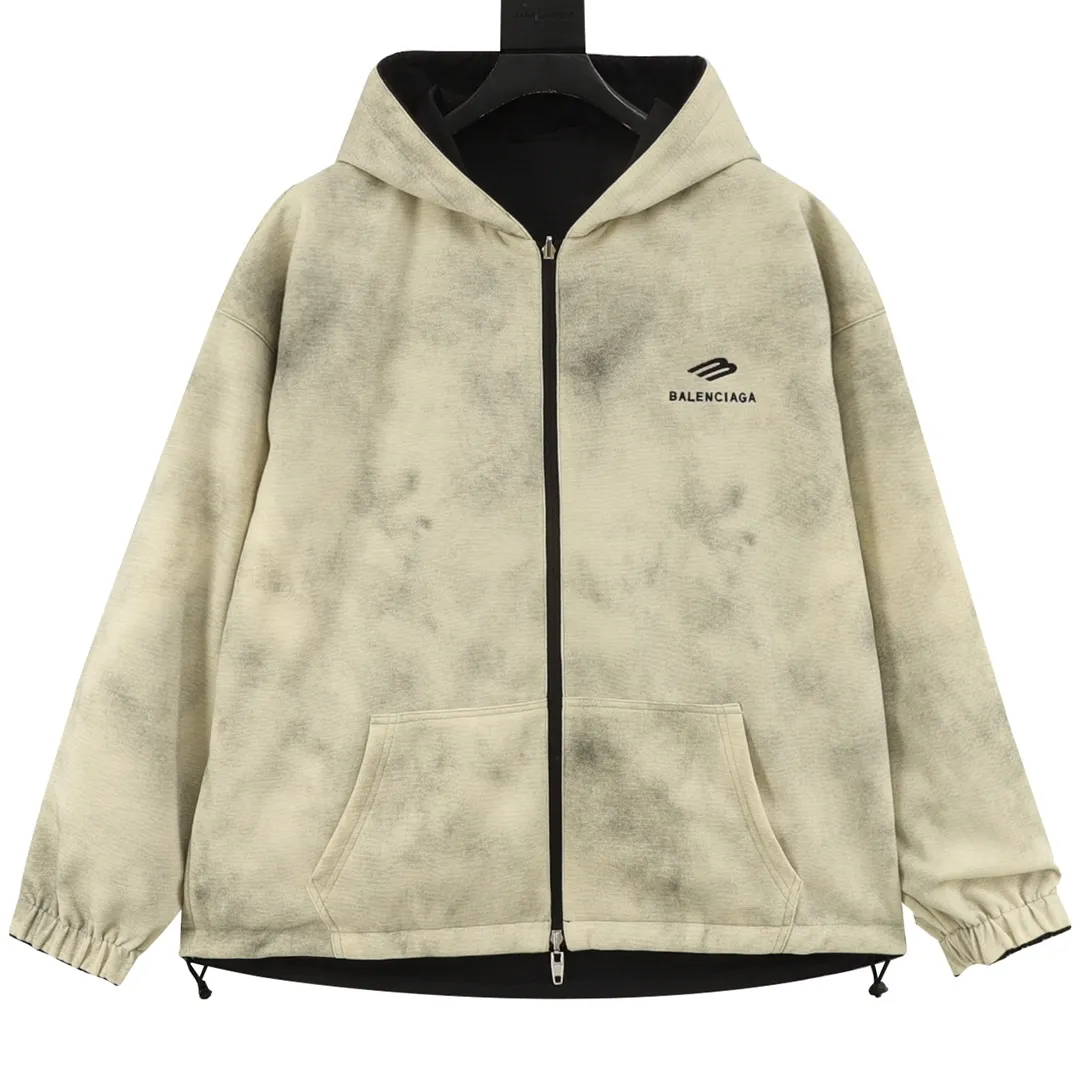 🅿️570 Balenciaga/Balenciaga Spliced Embroidered Washed Double-sided Leather Jacket. It looks so good when worn on both sides. It is equivalent to two pieces of clothing. You will never get tired of wearing it. It is so cool. One side is spliced with technical fabrics and the other side is washed with double stitching. This design is so cool that I have no friends. When I saw this model at the Xia Zichen Paris Fashion Show, I just wanted to put it on and go. It is simple and versatile, and the latest loop sports icon embroidery - a clean version with a neat body, easy to wear on both sides, and stylish no matter how you wear it. Size: XS-L