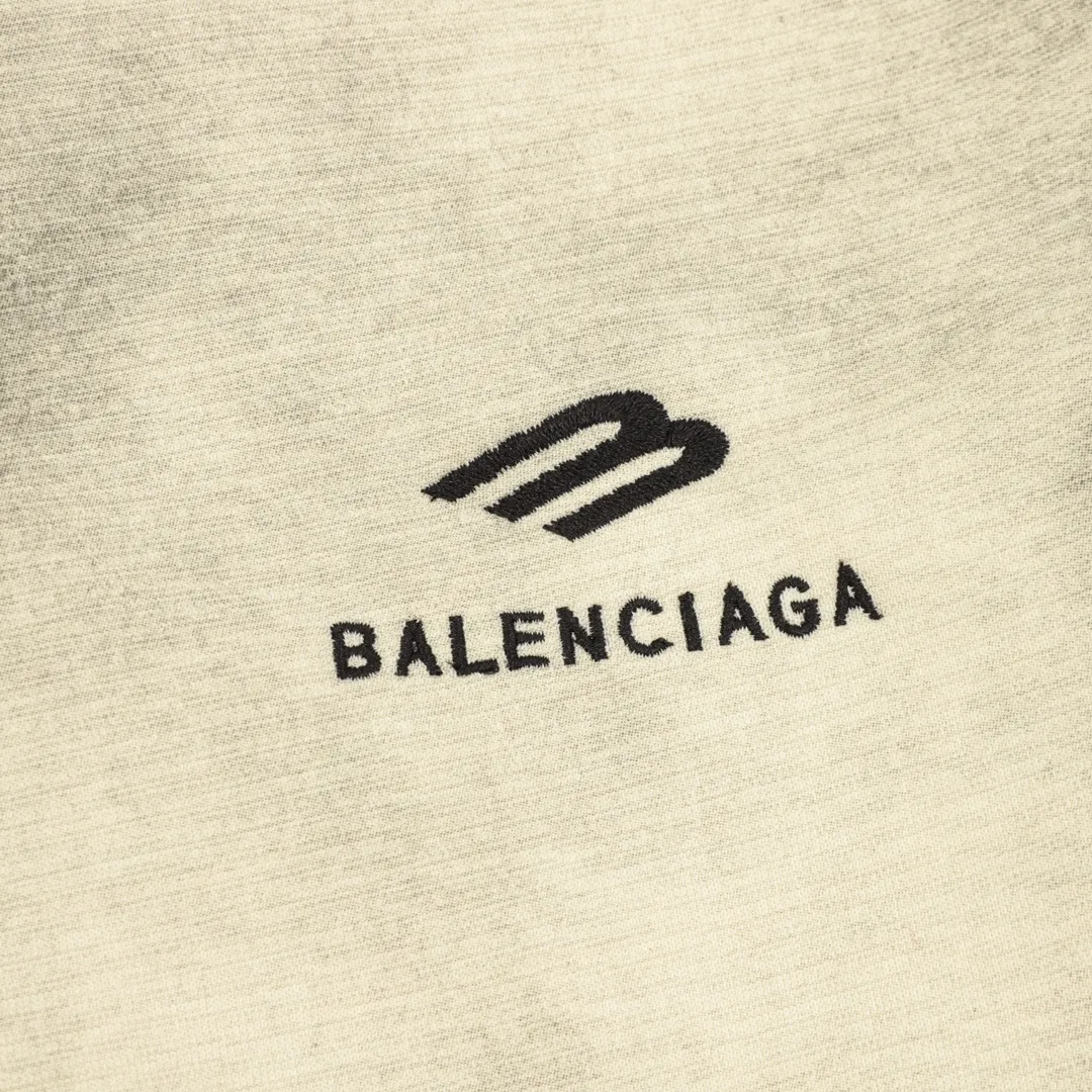 🅿️570 Balenciaga/Balenciaga Spliced Embroidered Washed Double-sided Leather Jacket. It looks so good when worn on both sides. It is equivalent to two pieces of clothing. You will never get tired of wearing it. It is so cool. One side is spliced with technical fabrics and the other side is washed with double stitching. This design is so cool that I have no friends. When I saw this model at the Xia Zichen Paris Fashion Show, I just wanted to put it on and go. It is simple and versatile, and the latest loop sports icon embroidery - a clean version with a neat body, easy to wear on both sides, and stylish no matter how you wear it. Size: XS-L