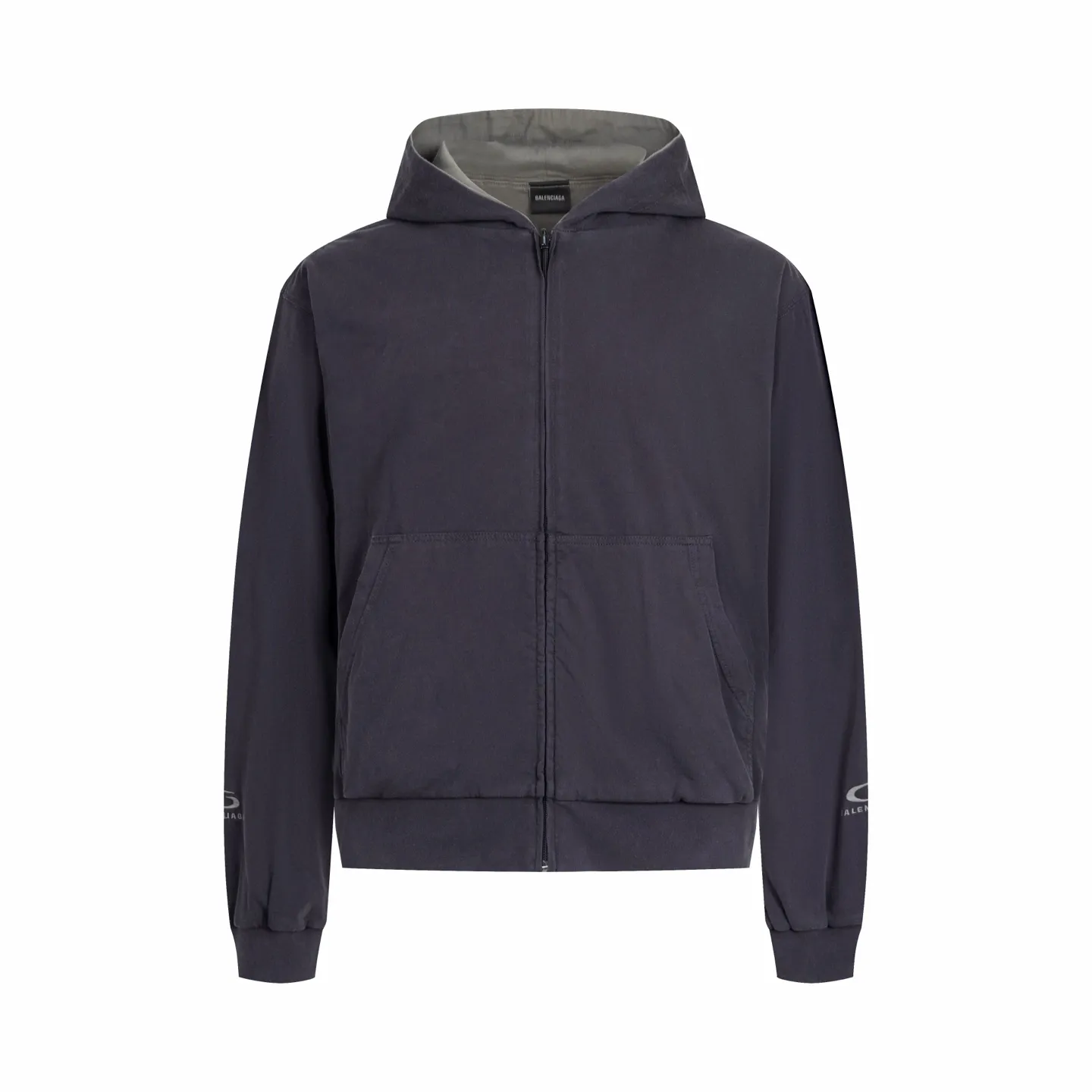 🅿️560 BLCG front and back double-layer embroidered zipper hooded sweatshirt. The fabric is made of 24S 185g double yarn special textile compact cotton, and the rib is made of 32S 340g double yarn stretch rib. Through the three technical pillars of double-layer composite weaving, distressed wash processing and double-sided fine embroidery, the jacket sublimates a basic crew-neck shirt into a multi-functional item full of design ingenuity and craftsmanship depth, perfectly achieving the unity of simple style, comfortable experience and individual expression. The clothing is made of two independent layers of gray and black 24S jersey fabric. The 185g weight ensures the light texture and excellent drape of the finished product. It not only realizes the practical value of wearing two clothes, but also enhances the thermal insulation performance through the air sandwich effect. The overall surface treatment process of the fabric has been professionally washed with faded gray, creating a unique retro and distressed visual, showing a soft and layered gray tone. It also softens the cotton fiber on a physical level, bringing a skin-friendly touch and natural wrinkles that go beyond new clothes. Delicate embroidery implemented on both sides requires craftsmen to work accurately on two layers of composite fabrics to ensure that the pattern is clear and beautiful on both sides, and the embroidery tension is just right to avoid excessive pulling or wrinkling of the fabric due to needle punching. Size:XS-S-M-L